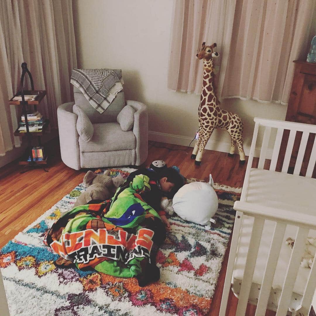 マイケル・グラント・テリーのインスタグラム：「Little brother wanted to be the first one to sleep in his little sisters room. It’s very cozy in there.」