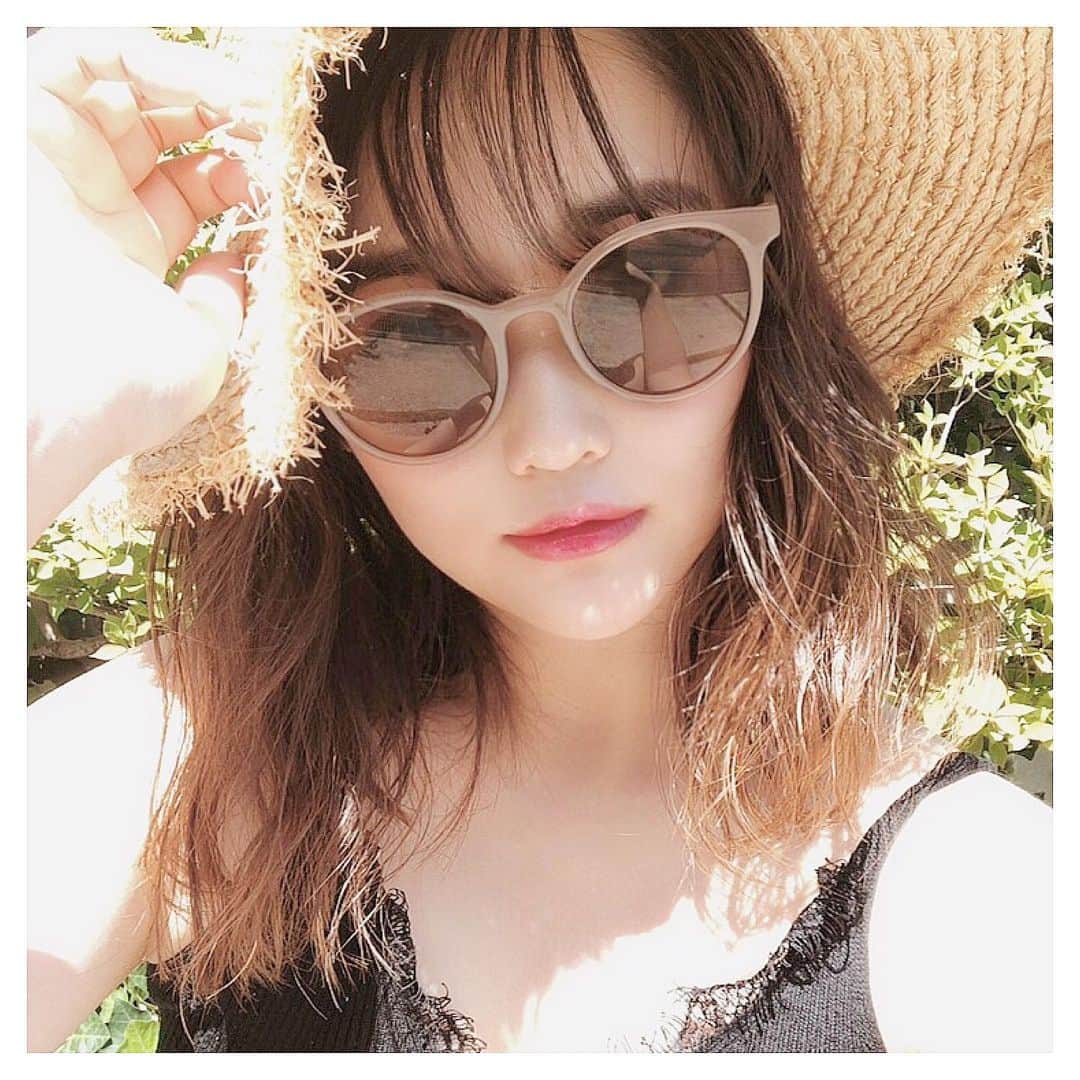 清家麻里奈のインスタグラム：「可愛いサングラス ( @tres.jewelry )getしました😊💗私メガネとかサングラス全然似合わんから普段あんまりつけないけどこれ形可愛い！8月終わったけどまだまだあっちぃなぁ☀️ #サングラス #夏も終わり #いい形 #tresjewelry #久しぶりの #せるふぃー」