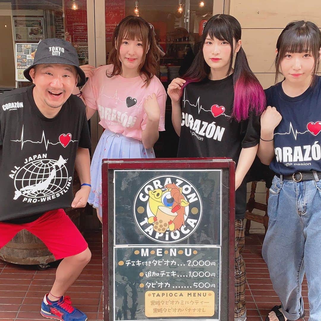植田朝日のインスタグラム：「🥤🥤🥤﻿ ﻿ 昨日のコラソンタピオカのゲストはジキルトハイドの平野いのりちゃん、木苺あめちゃん、天音ゆめちゃんした。﻿ ﻿ ピンクのシャツはあめちゃんは劇団コラソン「ユルネバ 」に出てくれた子で、東京に興味持ってくれたのか、こないだの名古屋戦にも来ててビビりました⁉️笑﻿ ﻿ キャストもそうだけど、舞台を見に来てくれたファンの人にスタジアムで声かけられるとマジで嬉しいよね‼️﻿ ﻿ ドンドン東京にハマって下さい！w﻿ ﻿ #コラソンタピオカ #ジキハイ #tokyo12」