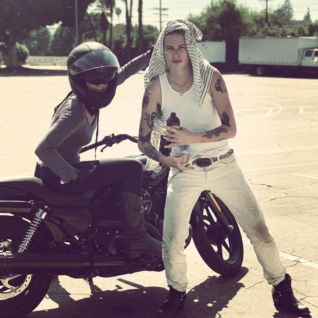 ブリアナ・エヴィガンのインスタグラム：「(Video link ⬆️) Check out our fun experience with @harleydavidson in support of women empowerment. Thank you so much for making it all possible and for an incredible weekend. This one was one for the books. CLICK LINK IN BIO TO WATCH! #connection #women #humans #harleydavidson #freedomriders #saftyfirst #loveistheweapon」