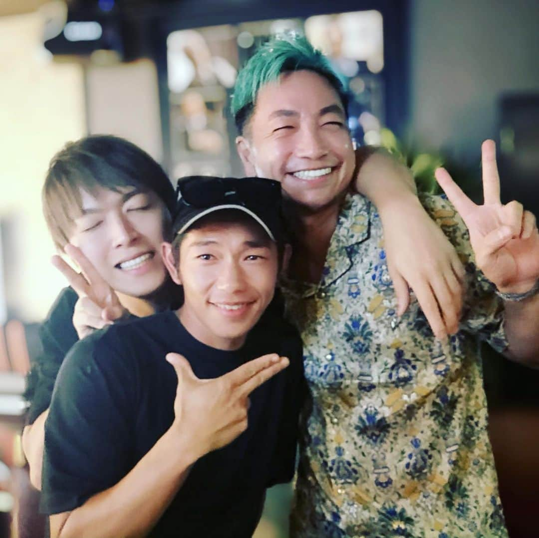 ko-daiさんのインスタグラム写真 - (ko-daiInstagram)「. メジャーデビュー11周年当日の夜は、メンバー3人で夕食に行って熱く熱く語りました✨ . 何があっても味方で居てくれるメンバーと、これからも沢山の景色を見ていきたいな。 . ズッ友だよ！！なんつって😂 . #sonarpocket  #ソナポケ #ko_dai #eyeron #matty #仲間 #ズッ友」9月4日 14時55分 - sonapoke_kodai