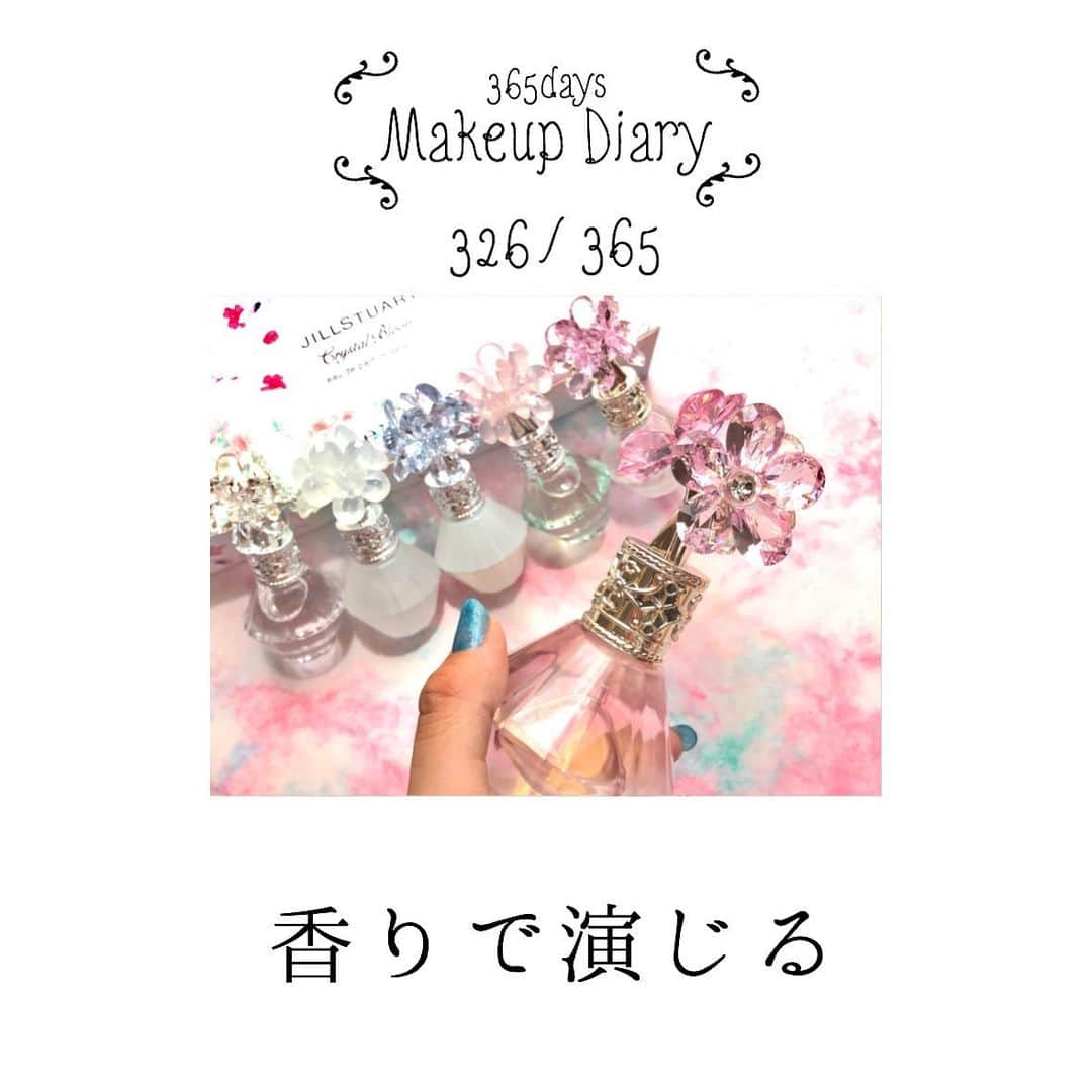 美容ライター立花ゆうりさんのインスタグラム写真 - (美容ライター立花ゆうりInstagram)「【326/365】 ＊--------------＊ ・・ 365days ・・ ・Makeup Diary・ ＊--------------＊ Tachibana Yuuri * 〜 香りで演じる 〜 ジルの香水って、かなり褒められる♡ だから、最近のデートでまとう香りはシーンによって付け替えるのが楽しみ。花の蜜のように甘くピュアな香りで好印象を与えたいときは手前のフレグランス、後ろの5つのコレクションもまた透明感のある可憐な花々の香り、懐かしく愛くるしい香り…雪のような凜とした清潔感のような優美で清楚な香り…木漏れ日のなかで咲き誇る花々のような多彩な香り…祝福感溢れる花々の香り…どれも迷える。いつもどんな自分を魅せたいか？それを香りと対話して、メイクもファッションも決める。なりたい自分を香りで演じることが出来るって素敵☆ * 【掲載アイテム】 ▷ジルスチュアート　クリスタルブルーム オードパルファン セレクション7.5mL×5種￥6800 →5つの香りをミニサイズにぎゅっとつめ込んだ5周年だけの特別なクリスタルブルームセレクション。飾っているだけで幸せな可愛らしさ！！！ ▷ジルスチュアート　クリスタルブルーム ビーラブドチャーム オードパルファン 50mL￥7500／30mL￥5500 →やさしく寄り添うように香る花の蜜のような甘くピュアな香り。甘いけれどさりげなくて好印象！ （9/6〜限定発売） * ☆〜〜〜〜〜〜〜〜〜〜〜〜〜〜〜 ★365日メイクもっと楽しく！★ TPOに合わせたメイクや、コンセプトを決めてメイクするだけで、毎日のメイクがもっと楽しくなるはず！365個の《メイクテク・新作コスメ・おすすめコスメ情報》などを #365daysMakeupDiary に美容家目線で紹介しています！メイク動画も時々アップしていますのでぜひチェック♪ 〜〜〜〜〜〜〜〜〜〜〜〜〜〜〜☆ #365日メイクアップダイアリー #立花ゆうり #メイク #今日のメイク #新作コスメ #コスメ #秋コスメ #ジル #ジルスチュアート #フレグランス #香水 #jillstuart #夏コスメ #キラキラ #ラメアイシャドウ #キラキラメイク #限定コスメ #限定品 #限定色 #ジルスチュアートビューティ #新作 #モテコスメ #モテフレグランス #花 #クリスタル #クリスタルブルームオードパルファンセレクション#クリスタルブルームビーラブドチャームオードパルファン #クリスタルブルーム」9月4日 15時00分 - yuuriofficial