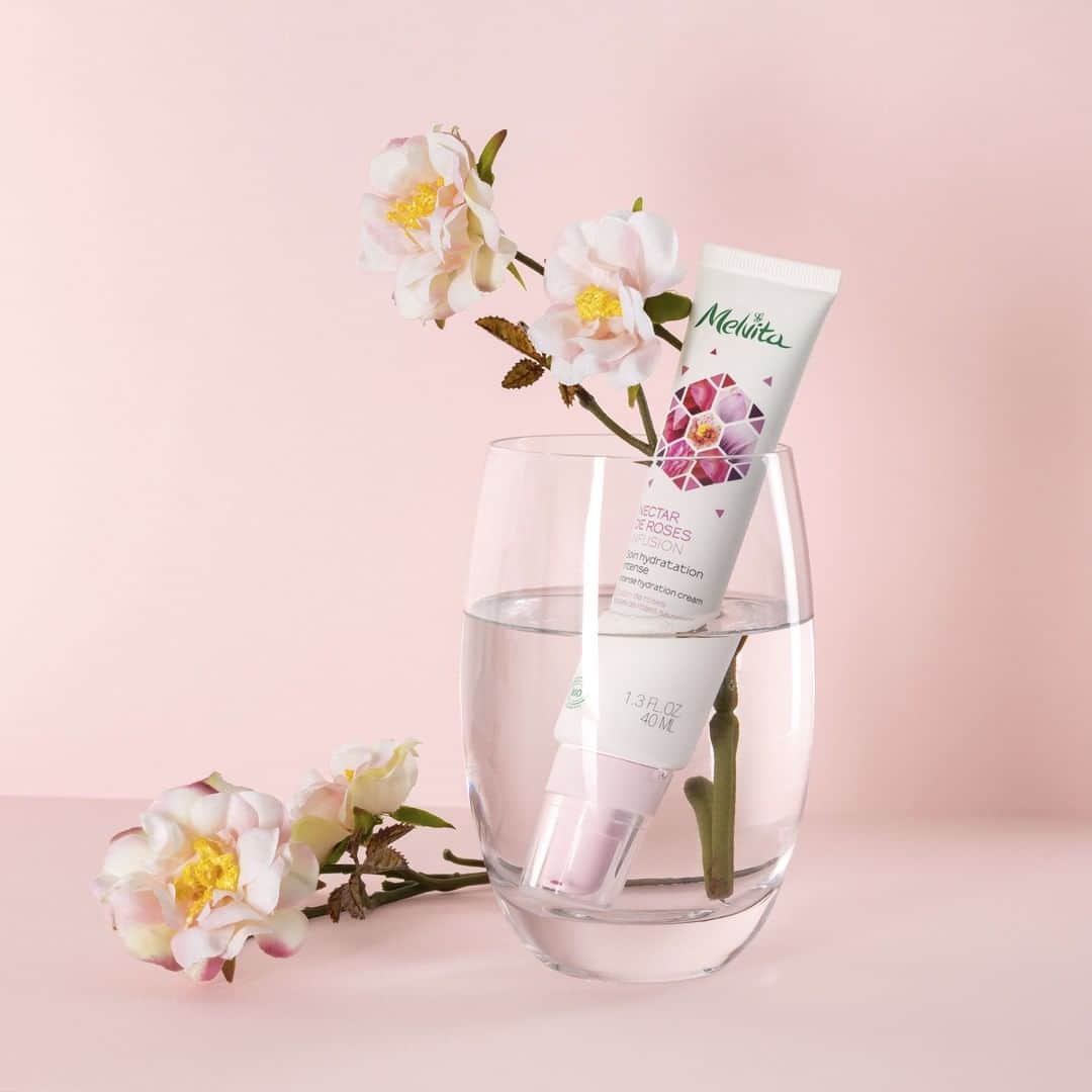 Melvita Officialのインスタグラム：「Donnez à boire 💦 à votre peau.  Notre soin Hydratation Intense Nectar de Roses 🌹 bio est enrichi d’une infusion de rose et d’un concentré d’eau florale de rose pour hydrater 💧 votre peau jusqu’à 12 couches de la peau et la laisser douce comme un pétale.  3,2,1 plouf 🌊⠀ ⠀ #nectarderose #cremehydratationintense #new #rose #infusionderose #cremedejour #cremehydratante #hydratation #greencosmetics #biocosmetic」