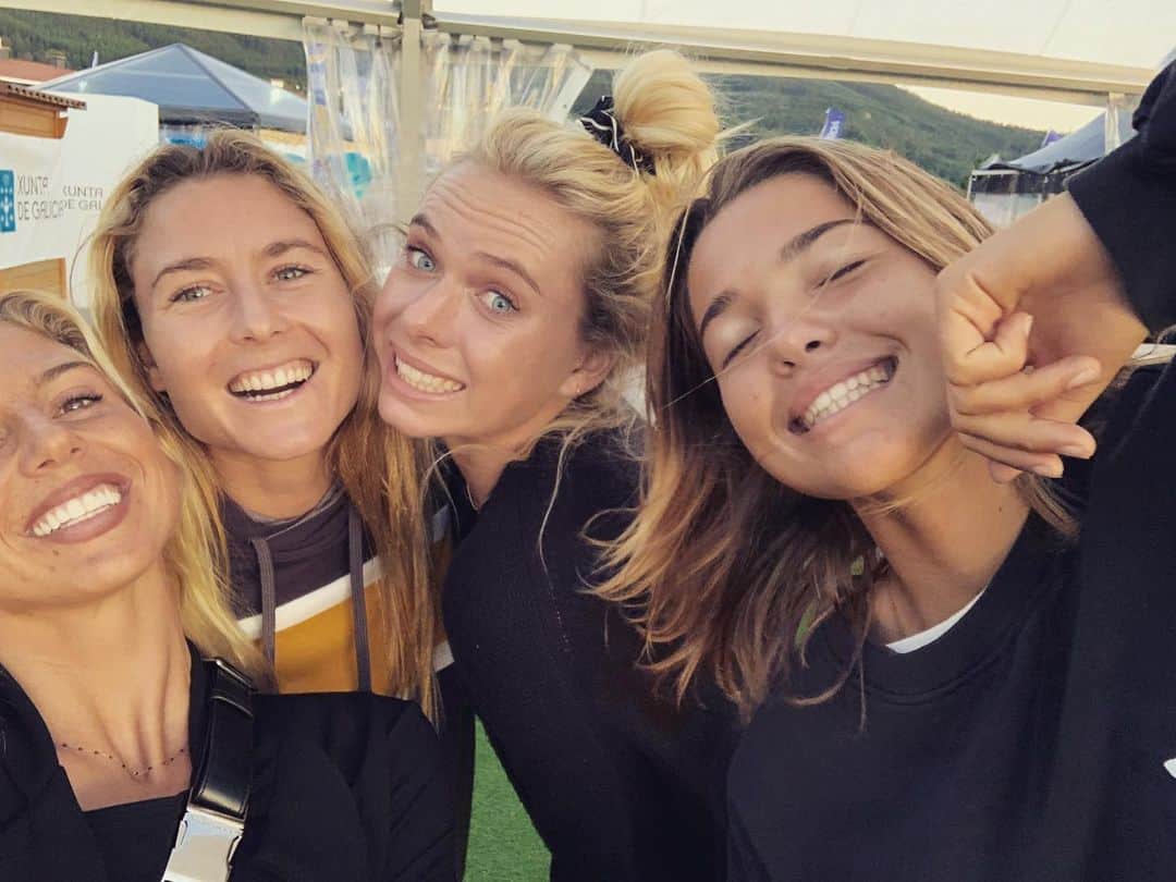 ニッキ・バン ダイクのインスタグラム：「Spain is always good to us 💛🇪🇸🌸🌻🌺💛」