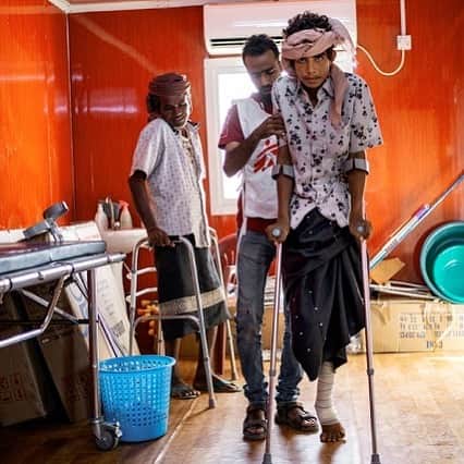 国境なき医師団さんのインスタグラム写真 - (国境なき医師団Instagram)「「もう１歩、もう１歩……。あともう１歩だけ、歩きたい」 . ここは、イエメン・ﾓｶにある病院。歩行訓練に取り組んでいるのは、アリ。１８歳です。週に２回、こうした訓練をしています。 . アリは、モカの東にある町、マウザにいる時、地雷の爆発にあってけがをしました。右足を失いました。 . でも、歩くことは諦めたくない。前を向いて人生を歩んでいきたいと考えています。 . もう１歩だけ、頑張って歩きます…。 . 苦しいこともあるけれど、アリはいつも、前向きです。 ----------------- イエメンについての活動ニュースは公式サイトから。プロフィールのURLリンクからどうぞ→@msf_japan . ----------------- Photo © Guillaume Binet/MYOP  #国境なき医師団 #MSF #イエメン #モカ #地雷 #歩行 #訓練 #前向き #負けない #歩く #photooftheday #写真部 #写真好きな人と繋がりたい」9月4日 15時49分 - msf_japan