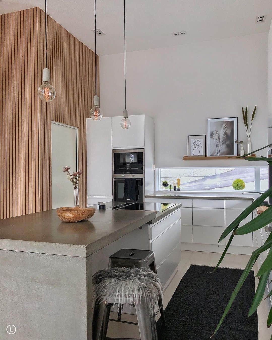 のインスタグラム：「annonse| Morn morn 🌿 Idag er det hjemmekontor på planen hos meg. Jobber med et spennende prosjekt innen interiørdesign om dagen. Hva planer har du for dagen? . Spileveggen vår på kjøkkenet er levert av @lokkantre -i ubehandlet eik. Veldig glad i fargen, og uttrykket spilene skapte! Tilførte mye mer varme i hjemmet vårt, i tillegg til at det har god effekt på akustikken, når man har så pass høy himling som vi har her. Et lite tips bare 😉 . . .」
