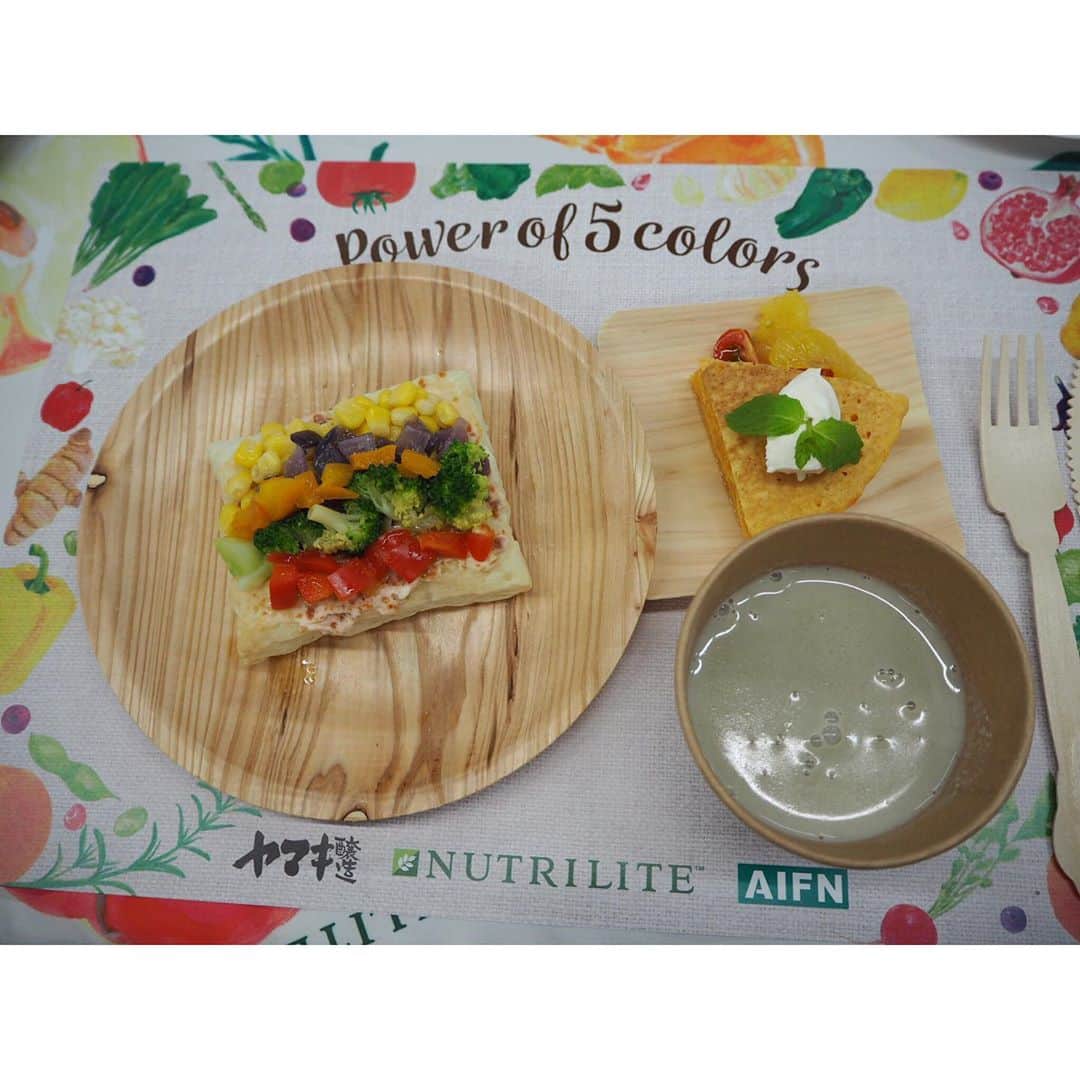 ayakoさんのインスタグラム写真 - (ayakoInstagram)「❤︎ 先日ニュートリライトの夏休みイベントに 親子で参加してきました☺️ * * タンパク質、炭水化物、脂質、ミネラル、ビタミン、食物繊維に新しい栄養素のファイトケミカルスについて学んできました😊 ファイトケミカルはお野菜から摂れる健康によい影響を与える植物由来のもので いろんな野菜を満遍なく 毎日摂取するのは難しいので 赤、緑、紫、黄色、白と 5色の色を食卓に取り入れることで 管理出来るそう☺️ * * 5食のカラフル野菜レシピで カラフルチーズパイを子どもと 一緒に作ってきました☺️ 楽しく学び、また新学期始まるので 体調崩さないようにしっかり5色の野菜を 摂取していきます😊 足りない時はニュートリライトの サプリメントで補うのもいいかも ❤︎ #ファイトケミカルス#ニュートリライト #NUTRILITE#5カラー#野菜の日#pr」9月4日 16時01分 - ayaya315