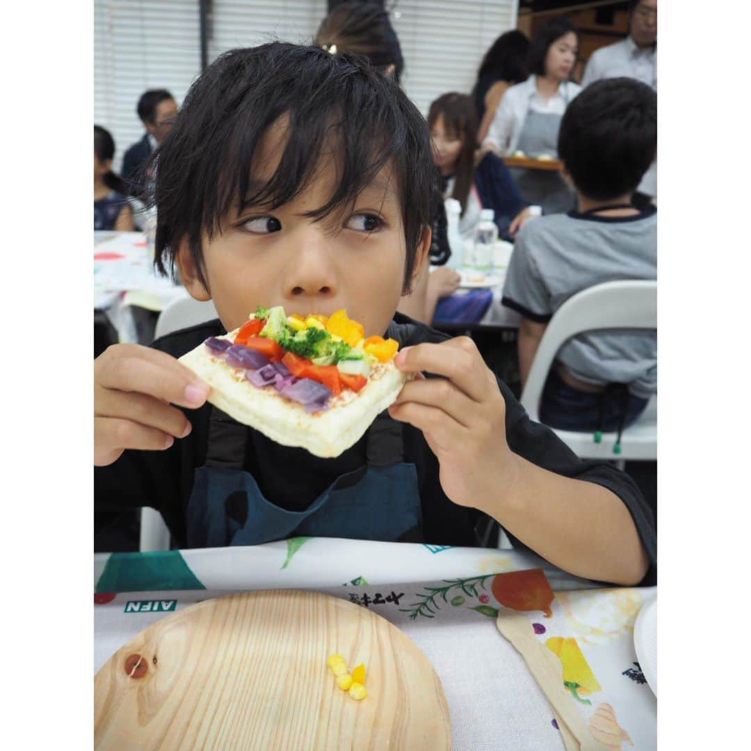 ayakoさんのインスタグラム写真 - (ayakoInstagram)「❤︎ 先日ニュートリライトの夏休みイベントに 親子で参加してきました☺️ * * タンパク質、炭水化物、脂質、ミネラル、ビタミン、食物繊維に新しい栄養素のファイトケミカルスについて学んできました😊 ファイトケミカルはお野菜から摂れる健康によい影響を与える植物由来のもので いろんな野菜を満遍なく 毎日摂取するのは難しいので 赤、緑、紫、黄色、白と 5色の色を食卓に取り入れることで 管理出来るそう☺️ * * 5食のカラフル野菜レシピで カラフルチーズパイを子どもと 一緒に作ってきました☺️ 楽しく学び、また新学期始まるので 体調崩さないようにしっかり5色の野菜を 摂取していきます😊 足りない時はニュートリライトの サプリメントで補うのもいいかも ❤︎ #ファイトケミカルス#ニュートリライト #NUTRILITE#5カラー#野菜の日#pr」9月4日 16時01分 - ayaya315