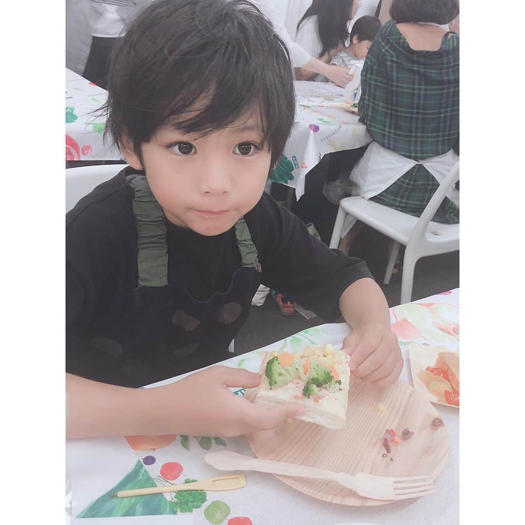 ayakoさんのインスタグラム写真 - (ayakoInstagram)「❤︎ 先日ニュートリライトの夏休みイベントに 親子で参加してきました☺️ * * タンパク質、炭水化物、脂質、ミネラル、ビタミン、食物繊維に新しい栄養素のファイトケミカルスについて学んできました😊 ファイトケミカルはお野菜から摂れる健康によい影響を与える植物由来のもので いろんな野菜を満遍なく 毎日摂取するのは難しいので 赤、緑、紫、黄色、白と 5色の色を食卓に取り入れることで 管理出来るそう☺️ * * 5食のカラフル野菜レシピで カラフルチーズパイを子どもと 一緒に作ってきました☺️ 楽しく学び、また新学期始まるので 体調崩さないようにしっかり5色の野菜を 摂取していきます😊 足りない時はニュートリライトの サプリメントで補うのもいいかも ❤︎ #ファイトケミカルス#ニュートリライト #NUTRILITE#5カラー#野菜の日#pr」9月4日 16時01分 - ayaya315