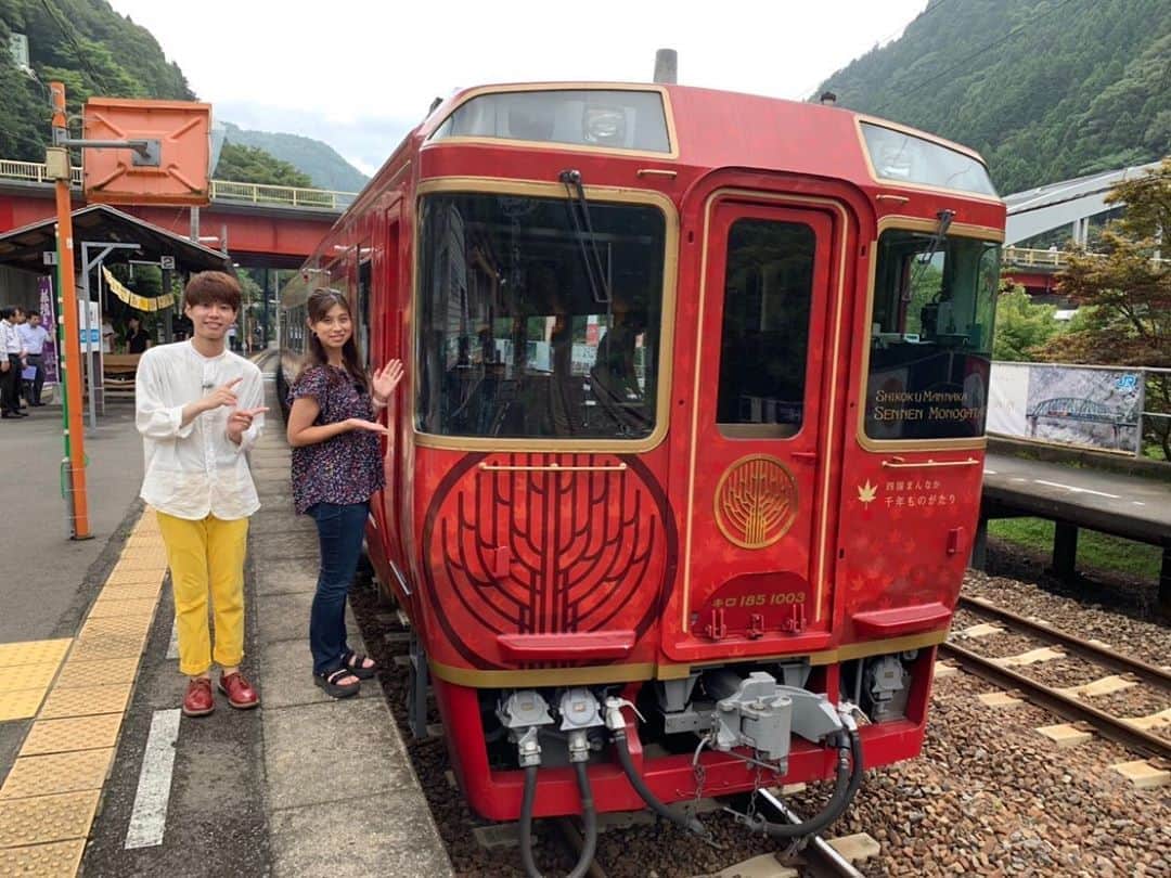 のインスタグラム：「四国絶景バスツアー🚌 バスなのに！？豪華列車にも乗っちゃう贅沢なツアーをご紹介🚃  贅沢なプレゼントもあるよ〜🎁 #おは土#おはよう朝日土曜日です#6ch#ABCテレビ#高樹リサ#増田璃生#四国#香川#徳島#四国まんなか千年ものがたり#バスツアー#大歩危#たぬき！？」