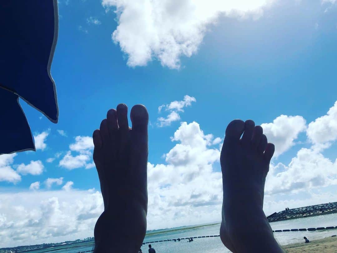 小沢仁志さんのインスタグラム写真 - (小沢仁志Instagram)「青い海と空と足❗️」9月4日 16時07分 - ozawa_hitoshi