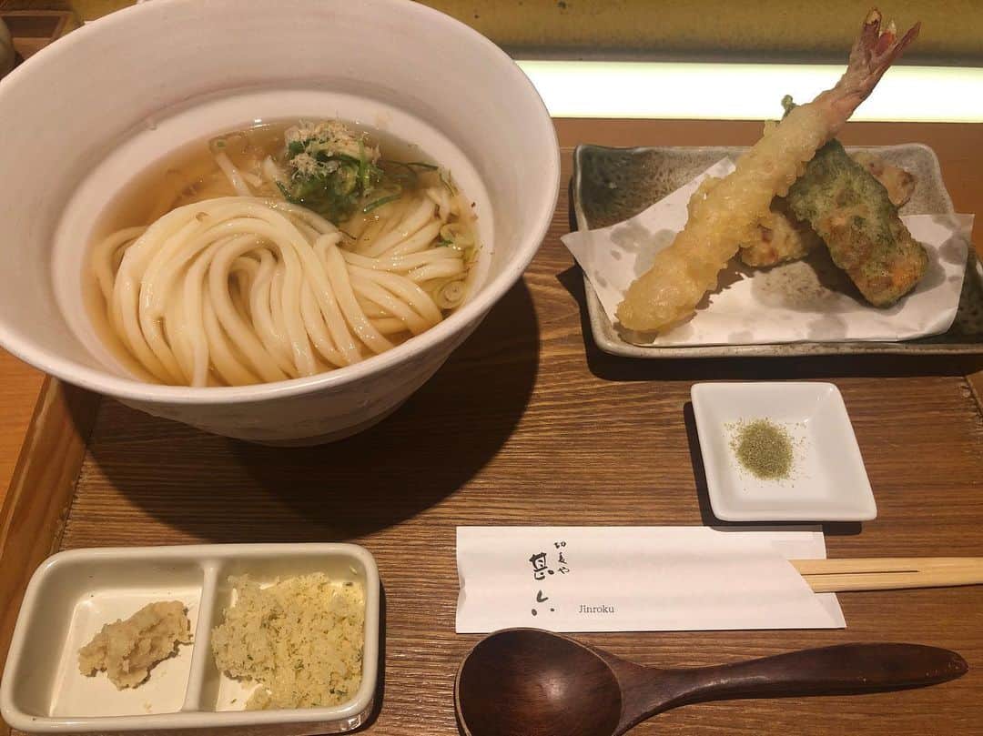 木下望さんのインスタグラム写真 - (木下望Instagram)「ずっと行ってみたかった #切麦や甚六 へ行ってきました💞 関西出汁って書いてあった🎶美味しかった〜😿冷かけを食べたよ💞 #一福うどん とか #丸香 の出汁のちょっと味濃い版って感じで、 麺は #野の香 のちょっと細い版って感じだった🥺好き🥺つるつるもちっコシちょい強め🥺 天ぷらも揚げたてだった🦐ランチでもちょい呑みランチってゆうのがあったよ🎶お酒も飲めるお店だった！ 一人でも入りやすかった💞 #うどん #毎日うどん #のんちゃんうどん」9月4日 16時13分 - nonchan_starmarie