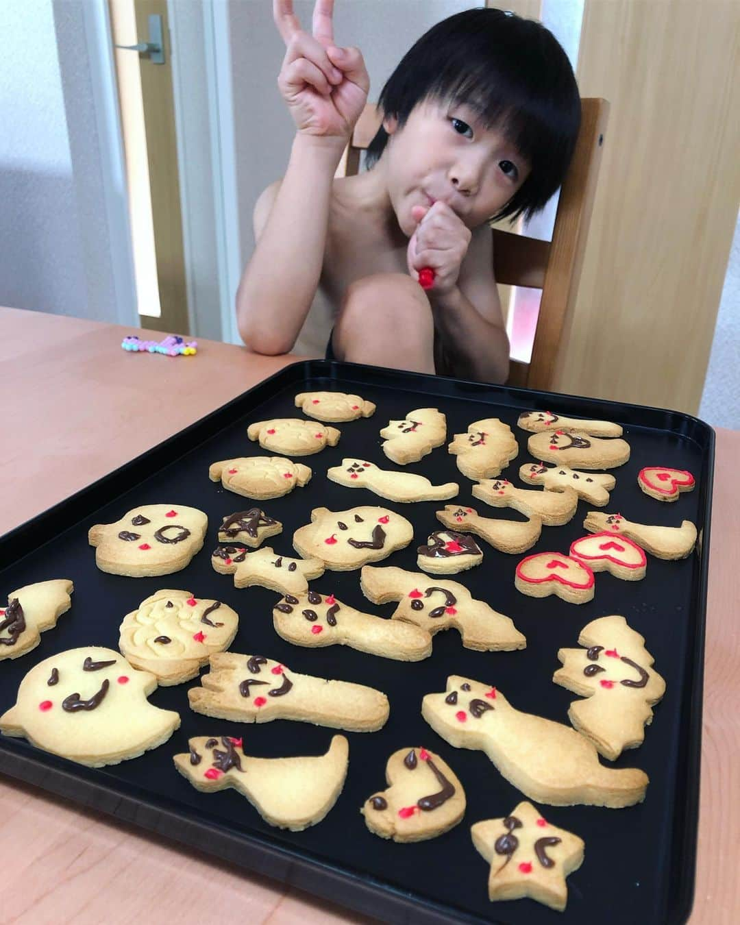 渡辺沙亜里さんのインスタグラム写真 - (渡辺沙亜里Instagram)「今日の完成品。 1.デニム腰付チョークバッグ サイドのみ10号帆布を合わせることで形をキープしつつ、ワッペンをプリントにして軽量化。 デニムはストレッチが効いているのでストレス無くチョークアップできます(*´-`) (さっそくお嫁に行きました) 2〜3.クッキー 息子とクッキング🍪 パグの型が可愛いぃぃ #mudhand #デニム #クッキー #たまにある #関係ない #完成品」9月4日 16時26分 - saari_watanabe