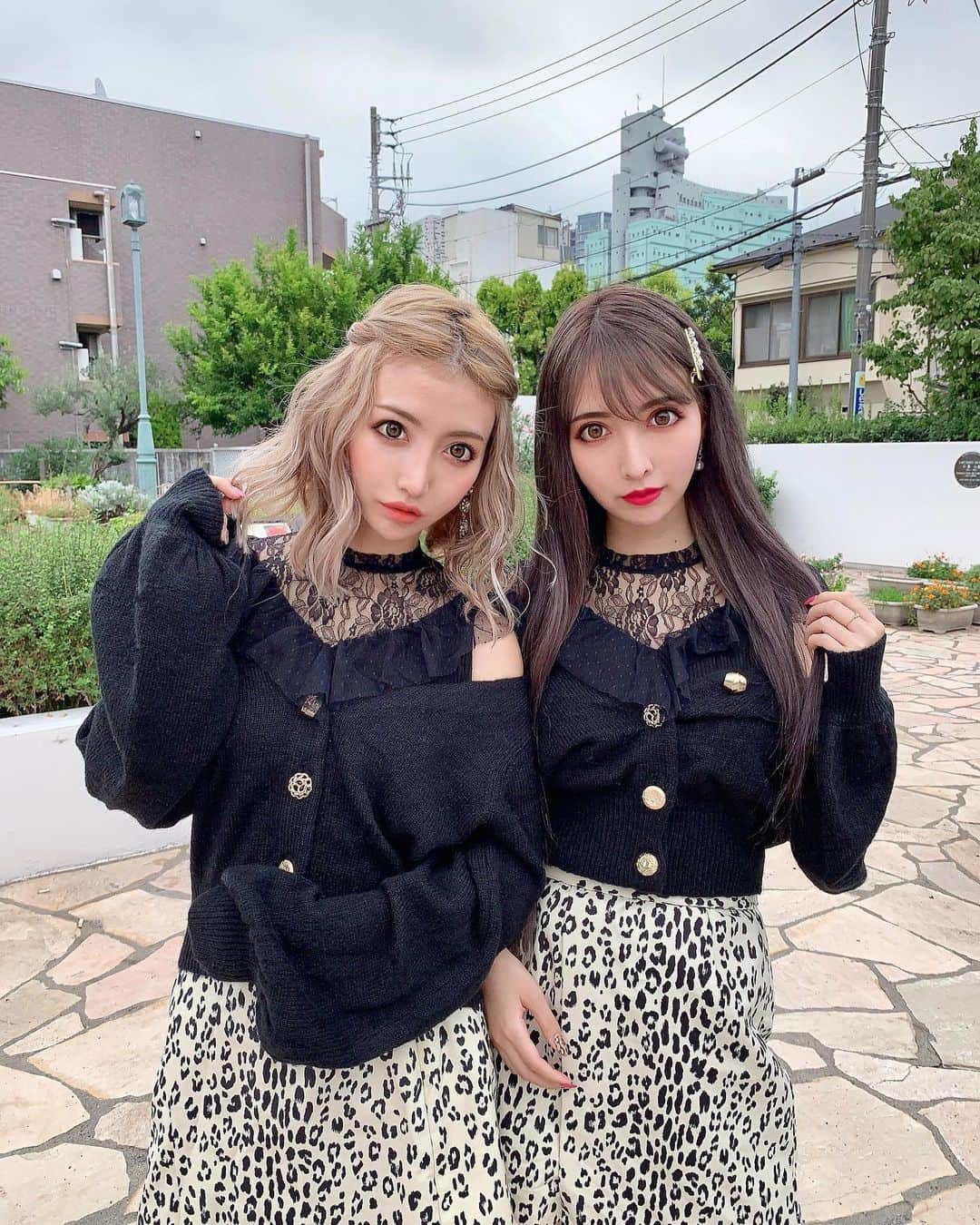 吉川ちかさんのインスタグラム写真 - (吉川ちかInstagram)「双子で可愛い ロイパのトップス着たよ🥺💓 (@royalparty_official ) (@royalparty_styling ) . 袖の部分がボリュームあって めちゃくちゃ可愛い☺️💕 うちらはブラックにしたよ!! 双子でおそろっち💓 . #コーデ#コーデ記録 #royalparty#ロイパ#双子#ちえちか#YouTuber#ちえちかちゃんねる#双子コーデ #おそろっち#おそろコーデ #リンクコーデ #code#codenate」9月4日 16時32分 - yoshikawachika_1116