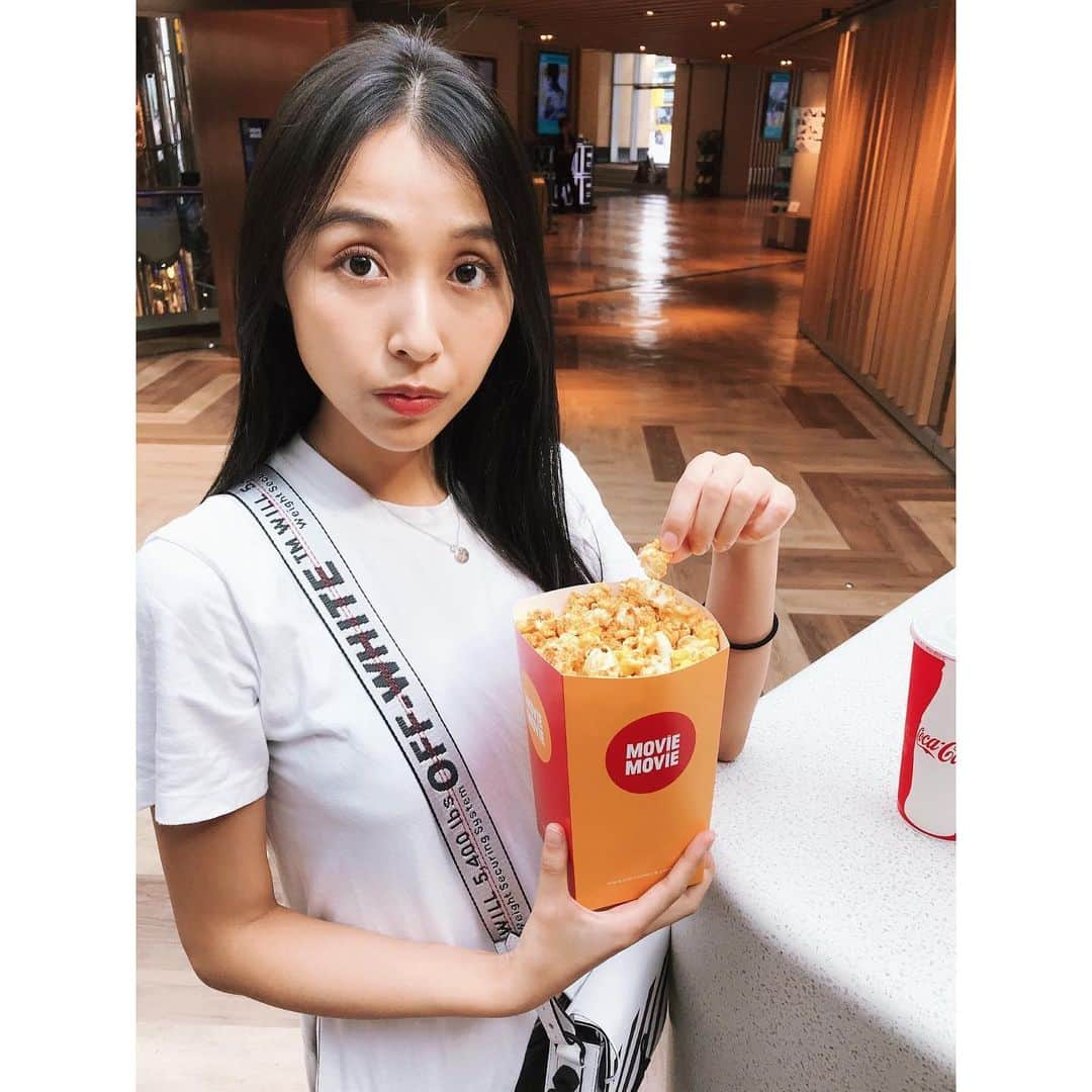 渡辺未優のインスタグラム：「. 映画みてきたよ🍿🥤 . 英語で聴いて字幕が広東語。 そりゃこんなとぼけた顔になるわ😯 . . #movietime #HK .」