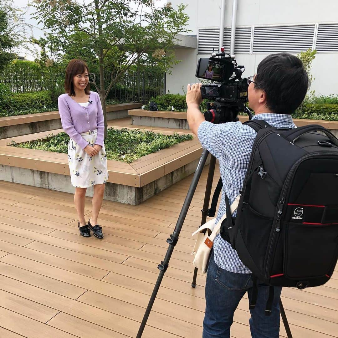 菊池良子さんのインスタグラム写真 - (菊池良子Instagram)「今月からストーリーで放送で気がついたこと、業界あるあるなどお伝えしています☺︎ よりアナウンサーを身近に感じて貰えたら♩♩ この写真は収録の時、服装と合わずにペタンコ靴を履いてしまったのでごまかすために背伸びをしている瞬間です😊  色々工夫しながらお仕事楽しんでいます✨✨ #フリーアナウンサー #女子アナ #仕事現場 #放送の裏側 #業界あるある #ペタンコ靴 #ロケ #収録 #announcer  女子アナスニーカー持ち歩いてる人多い #女子アナあるある」9月4日 16時38分 - kikuryo627happy