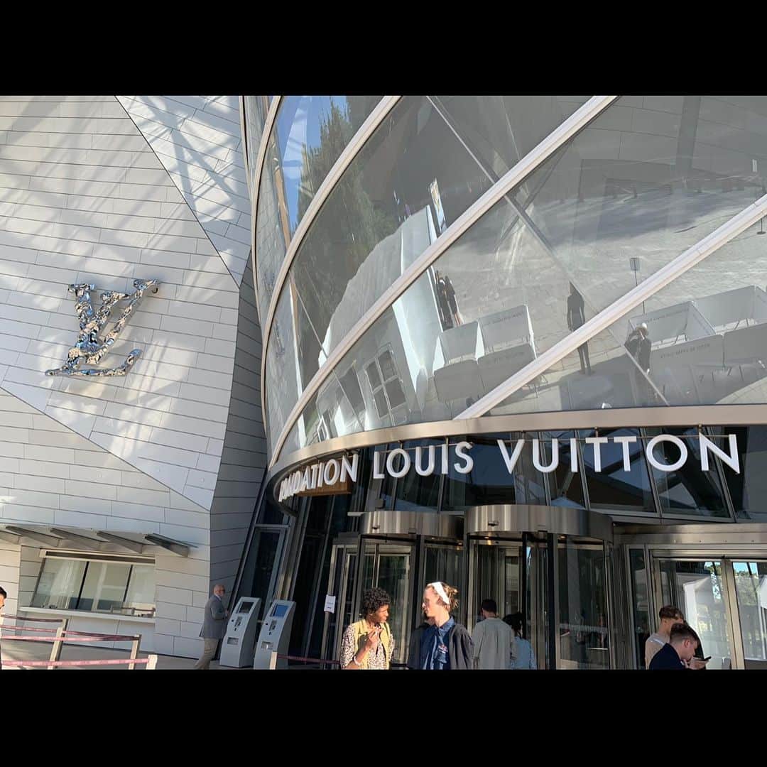 GooFのインスタグラム：「この後LVMH PRIZE 2019 ファイナルのプレゼンテーションです。 僕が働くアンリアレイジが世界に認められる瞬間を迎えられるよう最後まで全力尽くします。  発表まであと5時間半後。  #anrealage #lvmhprize #paris #fondationlouisvuitton」