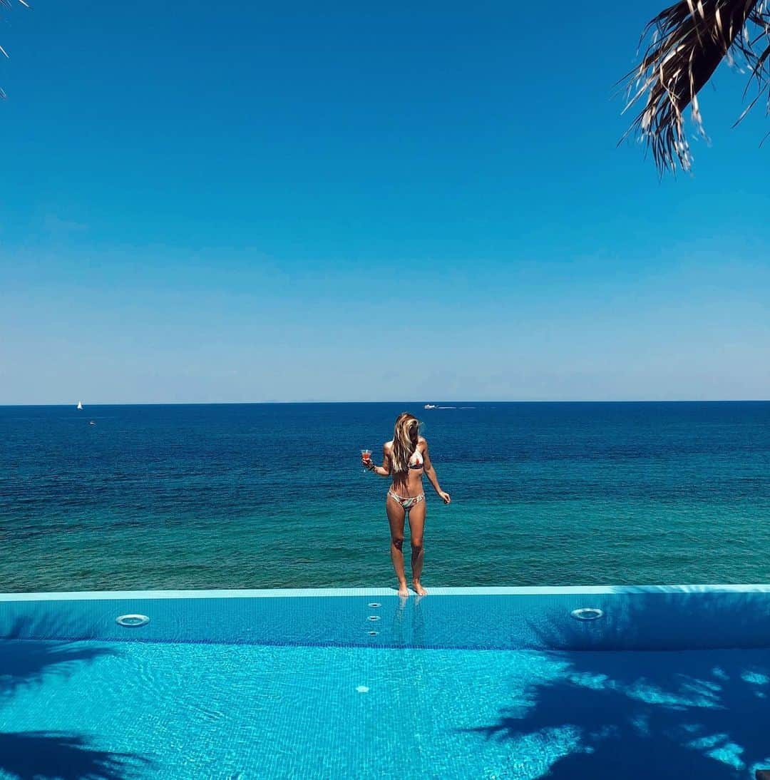 タラ・リピンスキーさんのインスタグラム写真 - (タラ・リピンスキーInstagram)「Falling harder for Greece every single day. 🇬🇷 #dontwanttoleave #greece @portozantevillas bringing the best infinity pool view!」8月31日 21時02分 - taralipinski