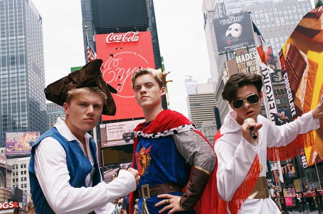 New Hope Clubさんのインスタグラム写真 - (New Hope ClubInstagram)「Who’s seen our new video with @r0okies then!? Glad we got to dress in our normal clothes for once 😂 . . . #summervibes #summer #paycheck #band #nyc #fancydress #love #pictureoftheday」8月31日 21時02分 - newhopeclub