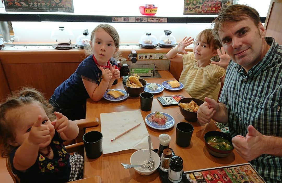 ピーチフラワーのインスタグラム：「買い物に行ったらみんな急にお腹が空いてくら寿司でランチ☺️ ・ くら寿司ガチャがハズレばかりで悲しい😢💦 ・ #くら寿司 #買い物  #ガチャガチャ  #ランチ #休憩中  #ピーチフラワー」