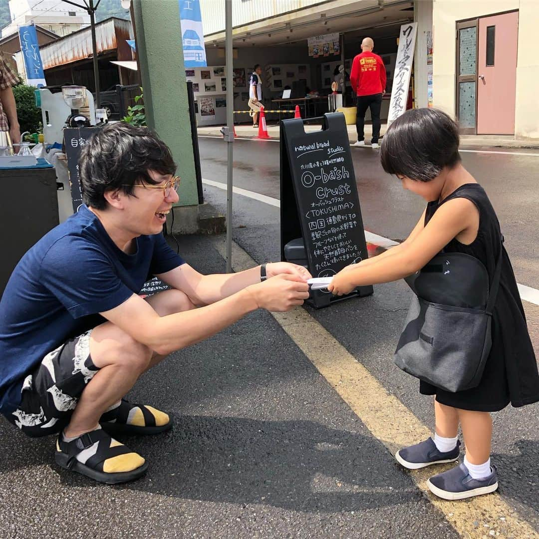 みわこさんのインスタグラム写真 - (みわこInstagram)「＊ 雨のうだつマルシェ、無事に終わりました☺️🤓♡ たくさんお越し下さって、ほぼ完売で撤収することが できました。本当に本当に、ありがとうございました！ . 写真は、ブラウニーのお姫様から めがねくんへお名刺をいただいているところ。 今日も超可愛くってメロメロでした〜🧒♡☺️🤓」8月31日 21時05分 - meganeandmiwa