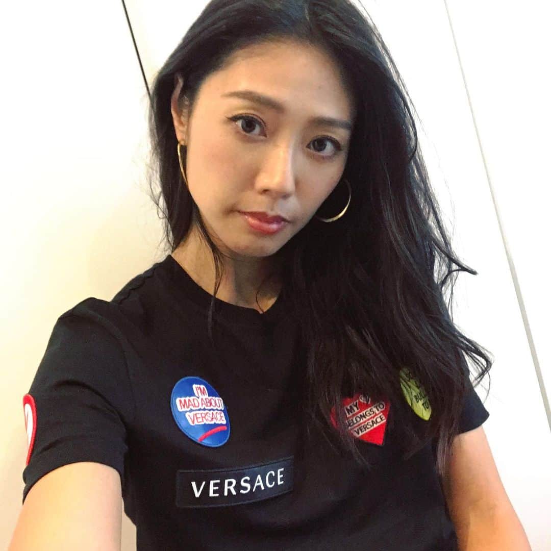 のインスタグラム：「【Versace】 New one!!!! Love T-shirts!!!!! 次回はメデューサに挑戦やわ❤️❤️❤️ 最近夜は、めっきり涼しくなってきて、大好きなジャケットシーズン到来、ティシャツとジャケット🧥  @versace  #versace #ヴェルサーチ #日本限定 #ポップアップ #ポップアップストア #伊勢丹 #メンズ館 #popupstore #followme #アラフォー #ティシャツ #tshirt #tshirts」