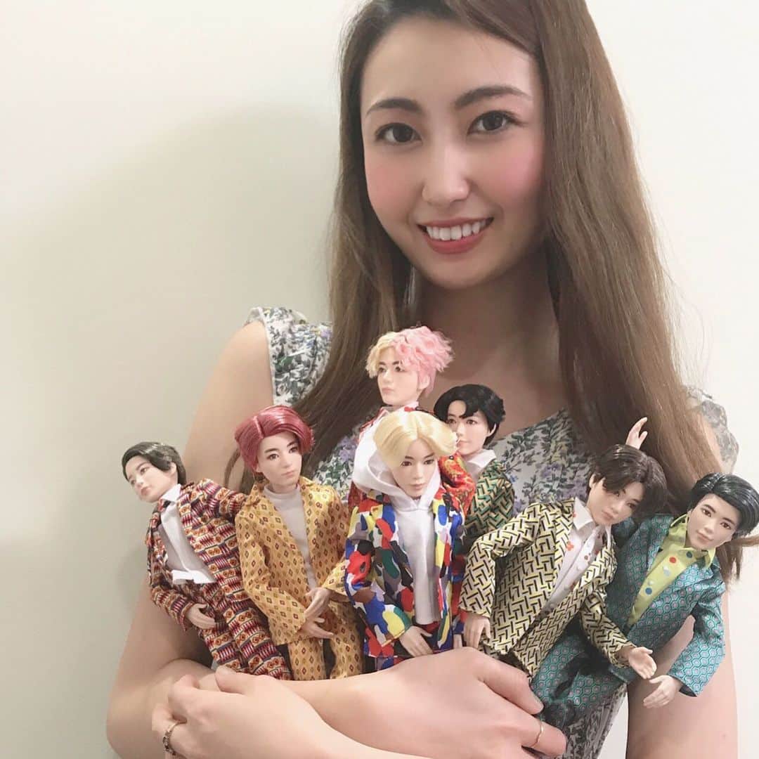 のインスタグラム：「ファッションドールのBarbie®などを展開するおもちゃメーカーの @mattel 社からBTS @bts.bighitofficial のファッションドールとウノが8月30日に発売開始となりました🎉﻿ ﻿ ﻿ 先月 @with_mag_official の企画でマテル社に伺い、一足お先にご対面😆﻿ 手に取ったのはマテル社の方を除くと日本で初めてということでドキドキ💖﻿ ﻿ ﻿ ﻿ BTSドールは、衣装や髪型が忠実に再現されていて、本当にIDOLのPVそのものの世界観でした🎶﻿ 実際にメンバーの方々の3Dスキャンを行い、こだわり抜かれて製品化されたドールは、足首などの細かい部分も動くので好きなポーズを楽しめちゃう🕺﻿ ﻿ ﻿ BTS UNOは、「ダンシングワイルド」という独自の面白いルールがあって盛り上がること間違いなし。これを引いたら、BTSダンスを踊るか、引き札の中から３枚引かなきゃいけないの🃏﻿ 編集部のみなさんとファンの子と久しぶりにUNOをやって、とても楽しかった✨﻿ ﻿  withonlineの記事も是非チェックしてみてね✅﻿ ﻿ https://withonline.jp/entertainment/Wj09c ﻿ #防弾少年団 #방탄소년단 #BTS #BangtanSonyeondan﻿ #Jungkook #Taehyung #Jimin #Namjoon #Hoseok #Yoongi #Seokjin #jin #suga #jhope #rm #グク #韓国 #idol  #韓国好きな人と繋がりたい  #v #taehyung #rapmonster #bangtan #kimtaehyung #btsarmy  #bangtanboys  #jeonjungkookie #kookie #Vkook #seokjin #btsjungkook #jungkookie」
