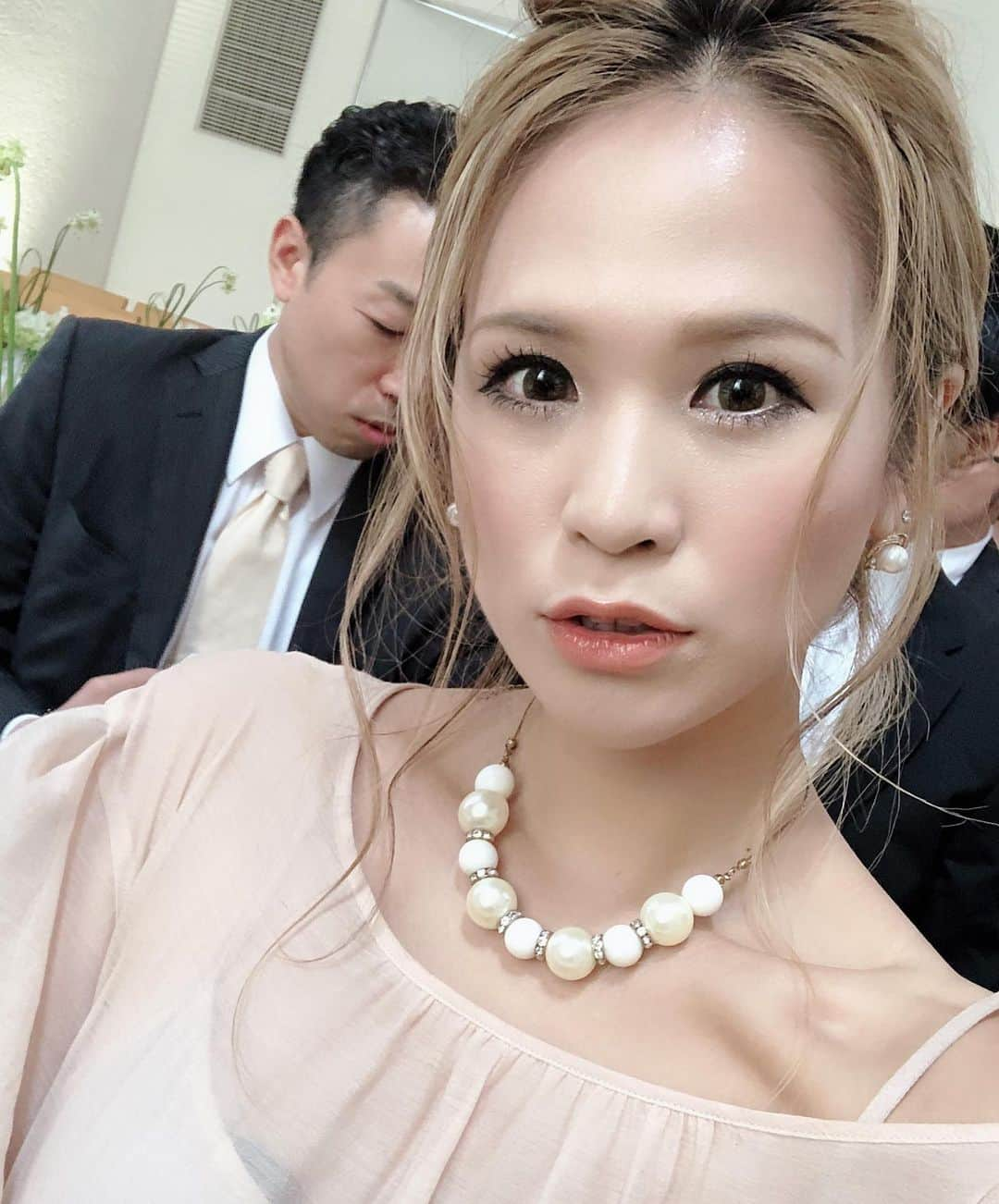 彩希エリナさんのインスタグラム写真 - (彩希エリナInstagram)「今日は大阪にて従兄弟の結婚式に参加💒✨パパパパーン🎉🎂🎈 #happywedding #happyweddingday #weddingparty #weddingpartydress #chapel #hiltonosaka #congrats #osaka #hotel #結婚式 #挙式 #チャペル #ウェディング #ヒルトン大阪 #めでたい #おめでとう #近いのキッスを #ヒュー #🤵 #👰 #💒 #💍」8月31日 19時41分 - erina_saiki