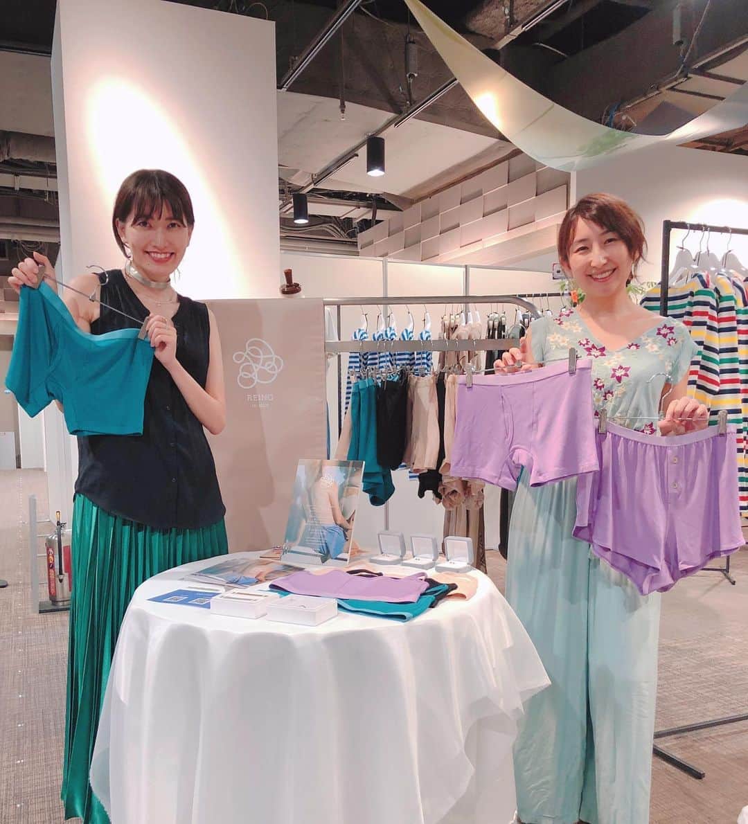 白木夏子さんのインスタグラム写真 - (白木夏子Instagram)「the relationship brand “REING” がジェンダーフリーのアンダーウェアをローンチ。男女問わず使えるブラレットやトランクスなど🥺 実際のカップルをモデルにしたクリエイティブも素敵すぎ。指輪はHASUNAが制作しているものも。」8月31日 19時50分 - natsukoshiraki