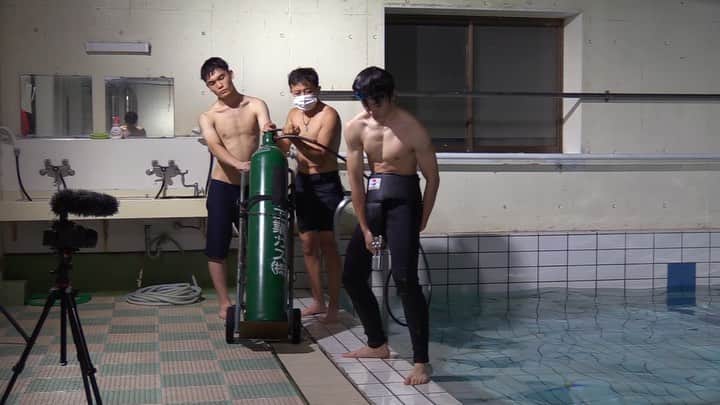 すしらーめん《りく》のインスタグラム：「オナラで進む奇跡の映像、ノーカットバージョンです。#なんか臭う Medalists: Don’t miss this! How to legally break an official record and surge ahead of the pack.  #プール  #pool #swim #youtuber」