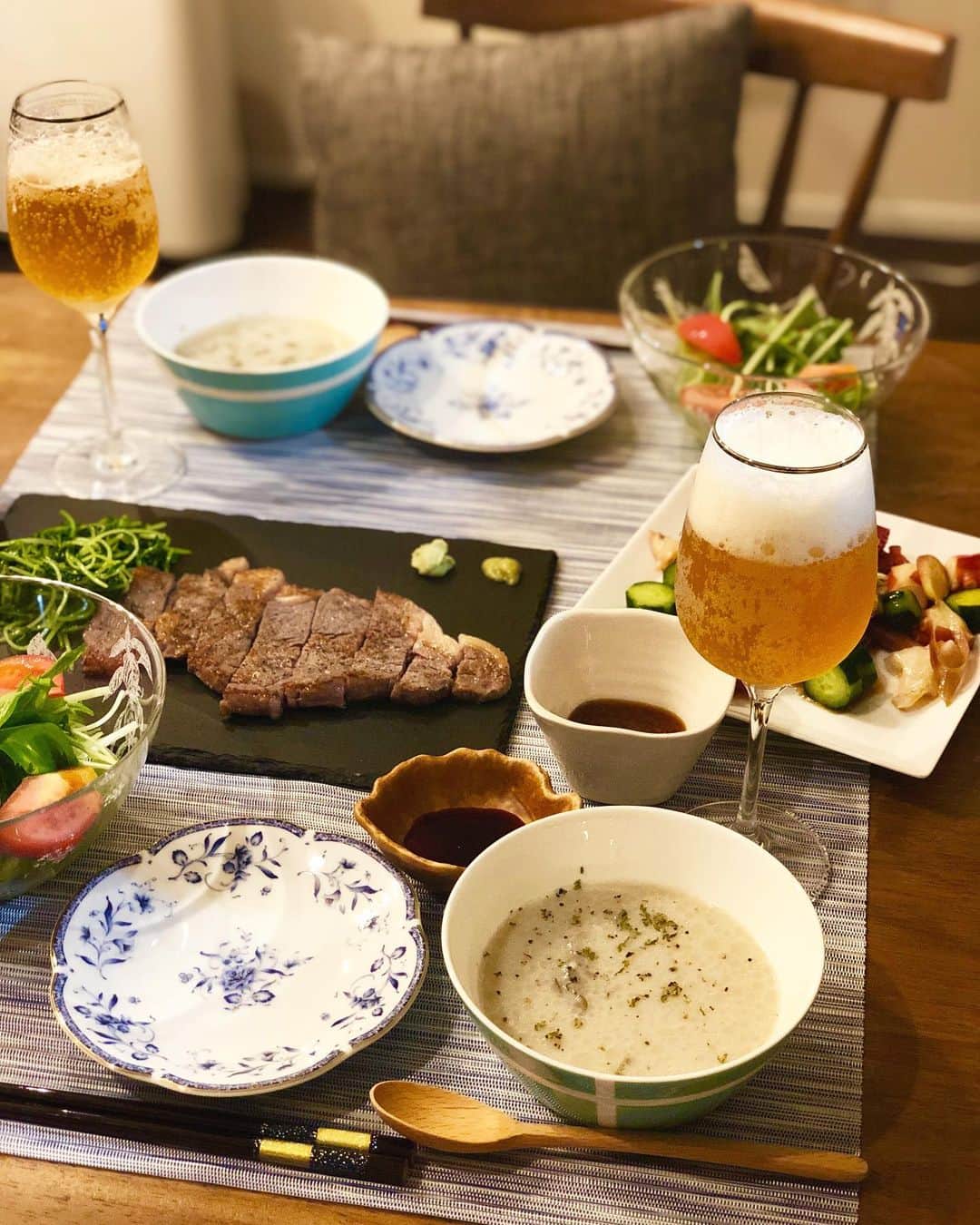 小野恵美のインスタグラム：「先日は主人のお誕生日🎂 平日だったこともあり、おうちごはんでお祝い🍽🥂私もノンアルコールビールで乾杯しました😉 この一年もよろしくね！ #おうちごはん #夜ご飯 #晩ご飯 #dinner #お誕生日 #バースデー #birthday #夫婦 #夫婦ごはん #ふたりごはん #ステーキ #乾杯 #料理 #cooking」