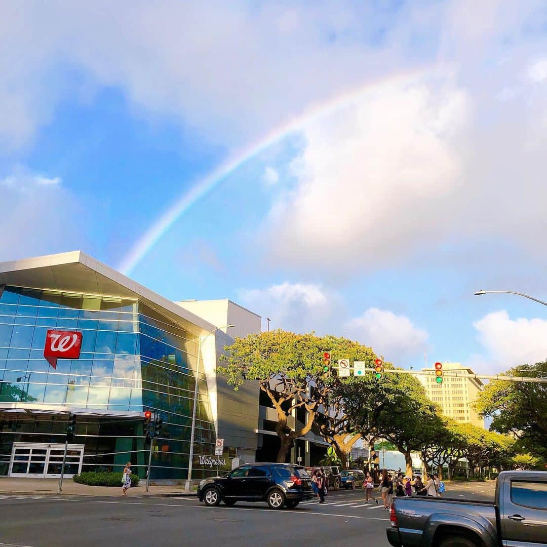 愛内里菜のインスタグラム：「KZOOラジオ後の﻿ Rainbow🌈﻿ ﻿ ﻿  #ハワイ #hawaii #ハワイの思い出 #ハワイ大好き #rainbow  #レインボー #虹」