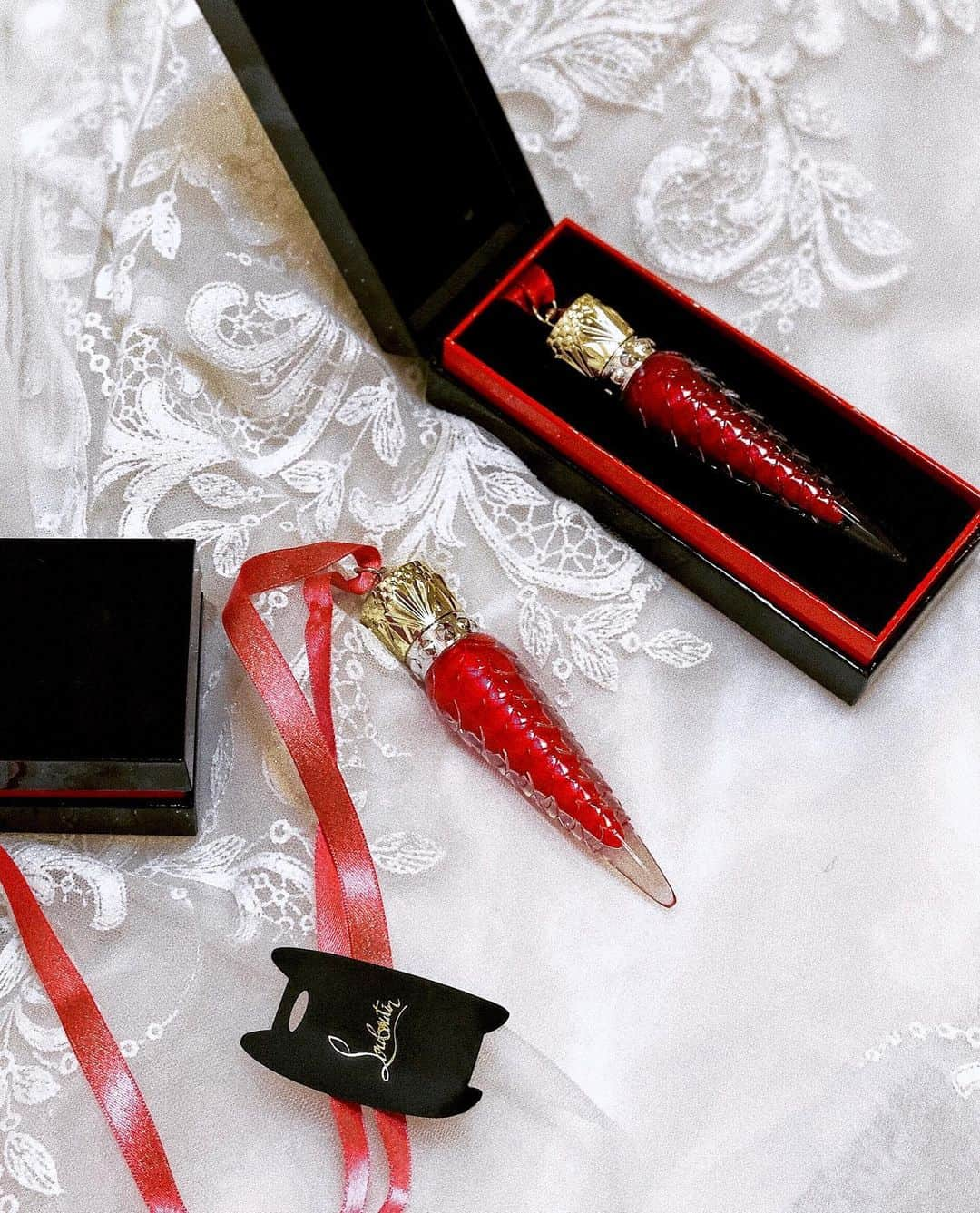 丸山悠美さんのインスタグラム写真 - (丸山悠美Instagram)「気持ちを押してくれる﻿ Christian Louboutin Beauty﻿ ルビグリッターグロス💄﻿ ﻿ 軽いつけ心地でキラキラ。﻿ ﻿ #リップ #ルビグリッターグロス #ルブタンビューティ #クリスチャンルブタン #louboutinbeauty #christianlouboutin #christianlouboutinbeauty #christianlouboutinlipstick #lipsticks #redlipstick #louboutinlipstick #rougelouboutinグロス #louboutinbeauty #リップグロス #グロス#赤リップ #新作コスメ #コスメ #cosmetic #メイク好きな人と繋がりたい」8月31日 19時59分 - maruyumi