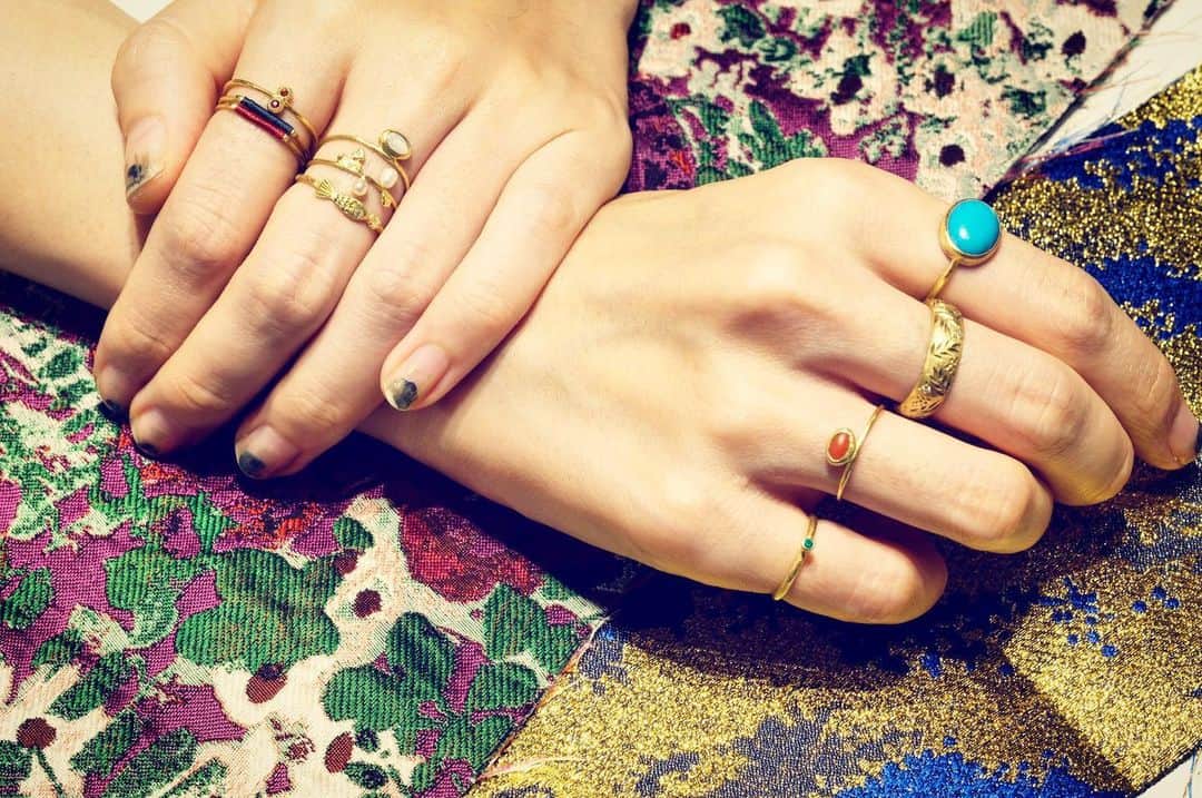 のインスタグラム：「Our new rings 🍇🐟〜🌿﻿ ﻿ ﻿ ﻿ ﻿ ﻿ ﻿ ﻿ #muskajewelry #jewelry #uniquejewelry #ring #design #葡萄 #魚 #月」