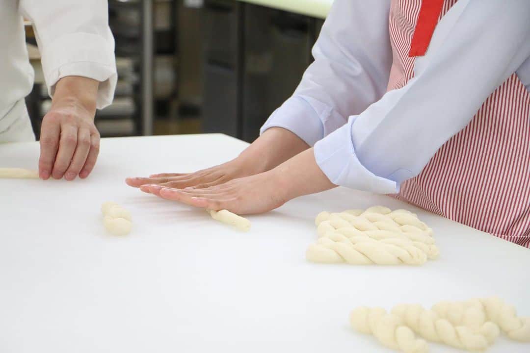 神戸製菓専門学校（公式）さんのインスタグラム写真 - (神戸製菓専門学校（公式）Instagram)「‪🌈オープンキャンパス🌈  パン実習は色とりどりの #フルーツデニッシュ💕🥝 パンのオープンキャンパスでは毎回、生地の分割と丸め成形を繰り返し練習することができます❗️何度も参加することで着実に上達を感じられるはず😌‬ ‪次回、9/15(日)は1年制学科＆パンスペシャルオープンキャンパスです🎶🍰🍞‬ ‪https://www.kobeseika.ac.jp/opencampus/oc/‬ #神戸製菓 #神戸製菓専門学校 #オープンキャンパス #デニッシュ #パン #パン職人になりたい #パン好きな人と繋がりたい #ブーランジェ #パン作り #フルーツ #菓子パン #神戸 #三宮 #神戸カフェ #三宮カフェ #pattistagram2019」8月31日 20時06分 - kobeseika_info