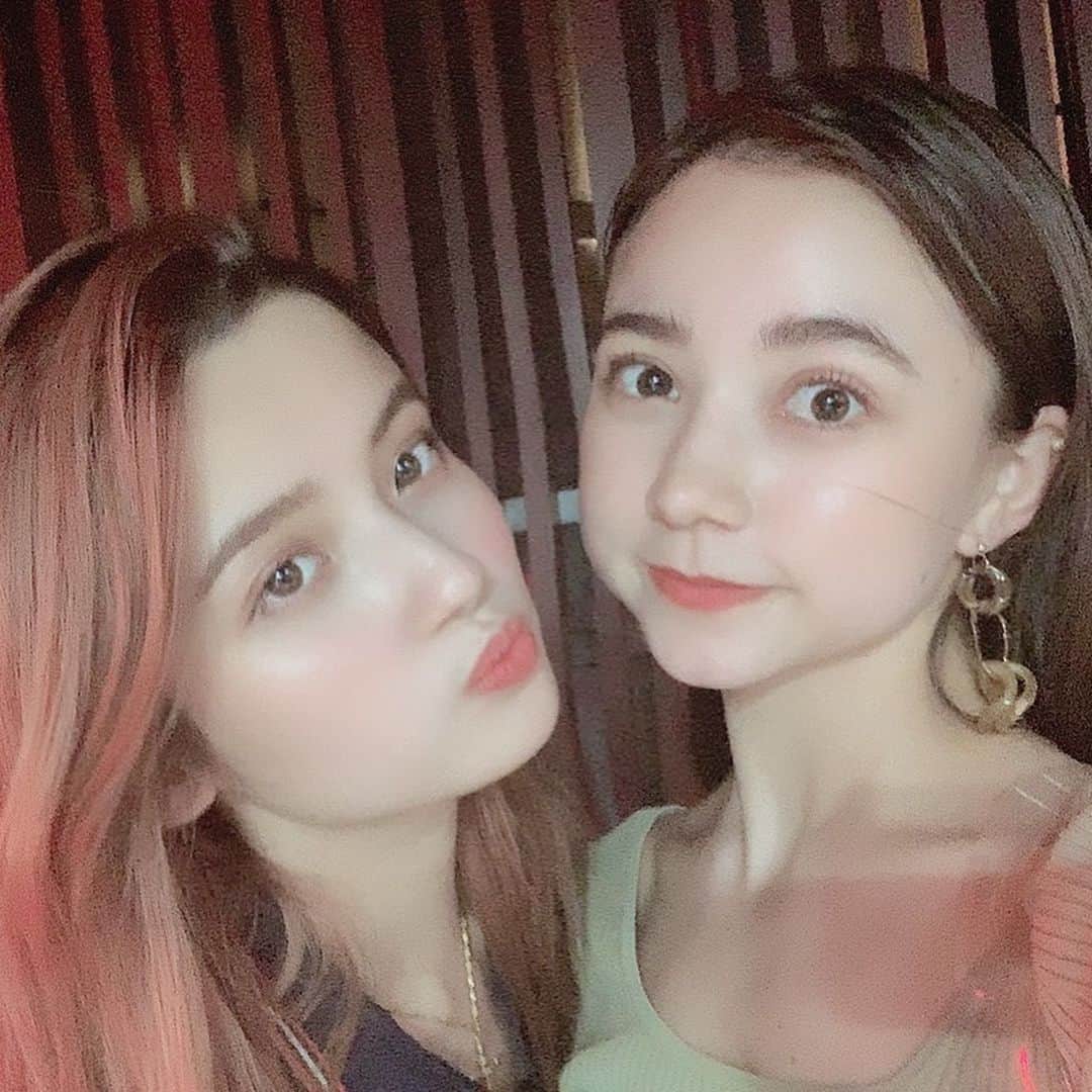 のインスタグラム：「* * ASTALIFT LAUNCH PARTYに かれいちゃんと 行ってきました🍷 . . こちらは化粧水前に使う先行美容液 . 肌の角層にセラミドを補う保湿機能が 以前よりアップしたものが秋冬に 販売になるそうです🤔📖✏ . . 数人からDMいただいてたのですが トップスは snidel です 🍃！ . . #ASTALIFTLAB」