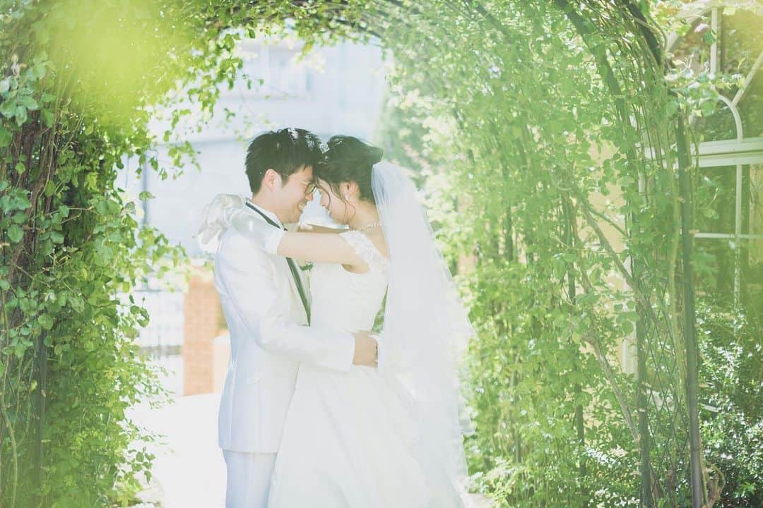 ヴィラデマリアージュさいたまのインスタグラム：「—Party Report—﻿ ﻿. ”Love is in the air!　～愛に包まれる1日～” Syuhei＆Yu's mariage ﻿ ﻿. 笑顔あふれるお二人は . まわりの全ての人も笑顔にする とっても温かいお二人でした . お二人とお打合せを進めて行く中で、 私もお二人のファンになってしまうくらい 本当に素敵なお人柄 . きっとご招待されるゲストの皆様も お二人の事が大好きなんだろうなとわくわくしました . . お互いのご友人様同士で遊びに出かけたり、 ご両家ご家族様同士で毎年バーベキューや 旅行にお出かけをするお二人・・・ . 人と人との繋がりが希薄になってしまっている この時代に . こんなにも人とのご縁を大切にし、 存分な愛を受けて育ってこられたお二人 . だからこそ、みんなを心の底から 愛せるのだと感じました ﻿. . いつまでも、笑顔あふれる お二人の幸せが続きますように Bon Mariages!﻿ ﻿. ﻿. #villasdesmariages#ヴィラデマリアージュ#ヴィラデマリアージュさいたま#結婚式レポート#結婚式場#ウェディング#wedding#ブライダルフェア ﻿ #式場見学#大宮結婚式場#結婚式場探し#式場探し#南フランス﻿ #ウェディングネーム#weddingname#コンセプトウェディング#プレ花嫁#プレ花嫁準備#プレ花嫁さんと繋がりたい#卒花嫁#卒花嫁レポ#卒花嫁さんと繋がりたい#さいたま#さいたま結婚式場」