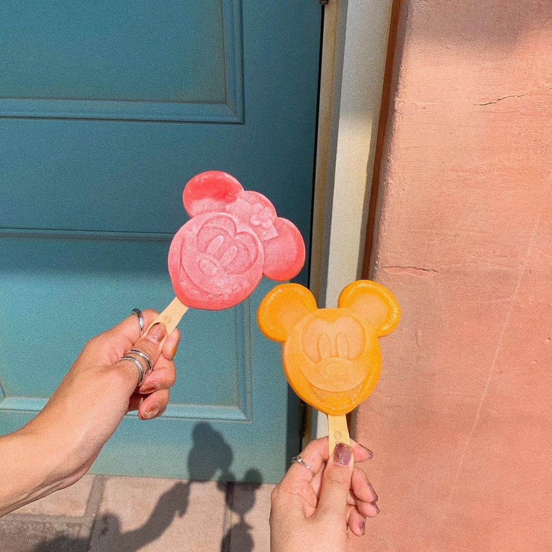 岩渕加恵さんのインスタグラム写真 - (岩渕加恵Instagram)「D I S N E Y . . . 💓🧡💓🧡 ディズニー夏祭りに滑り込み〜っっっ✌️ やっぱりこの時期の水パーティー最高www😂 お陰で後半びしょ濡れや〜ん🏰🌈🌀 #ディズニー #ディズニーランド #ディズニー夏祭り #毎年参戦したくなるイベント ♡ #ミッキーアイス #HAPPYHOLIDAYS ♡」8月31日 20時11分 - kae0113