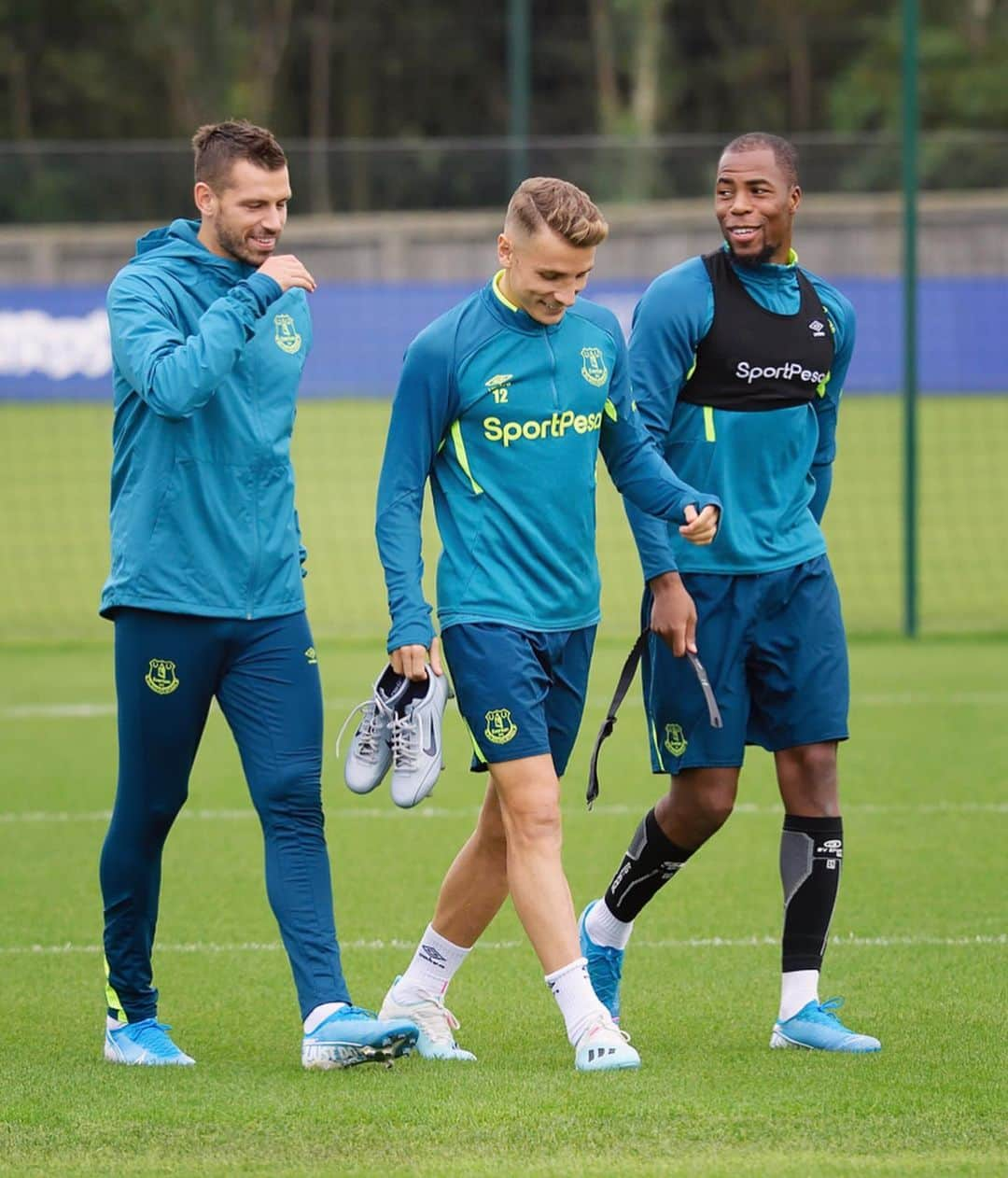 エヴァートンFCさんのインスタグラム写真 - (エヴァートンFCInstagram)「Team spirit: 💯 • • • #everton #blues #toffees #efc #training #evewol #wolves #premierleague #pl」8月31日 20時15分 - everton