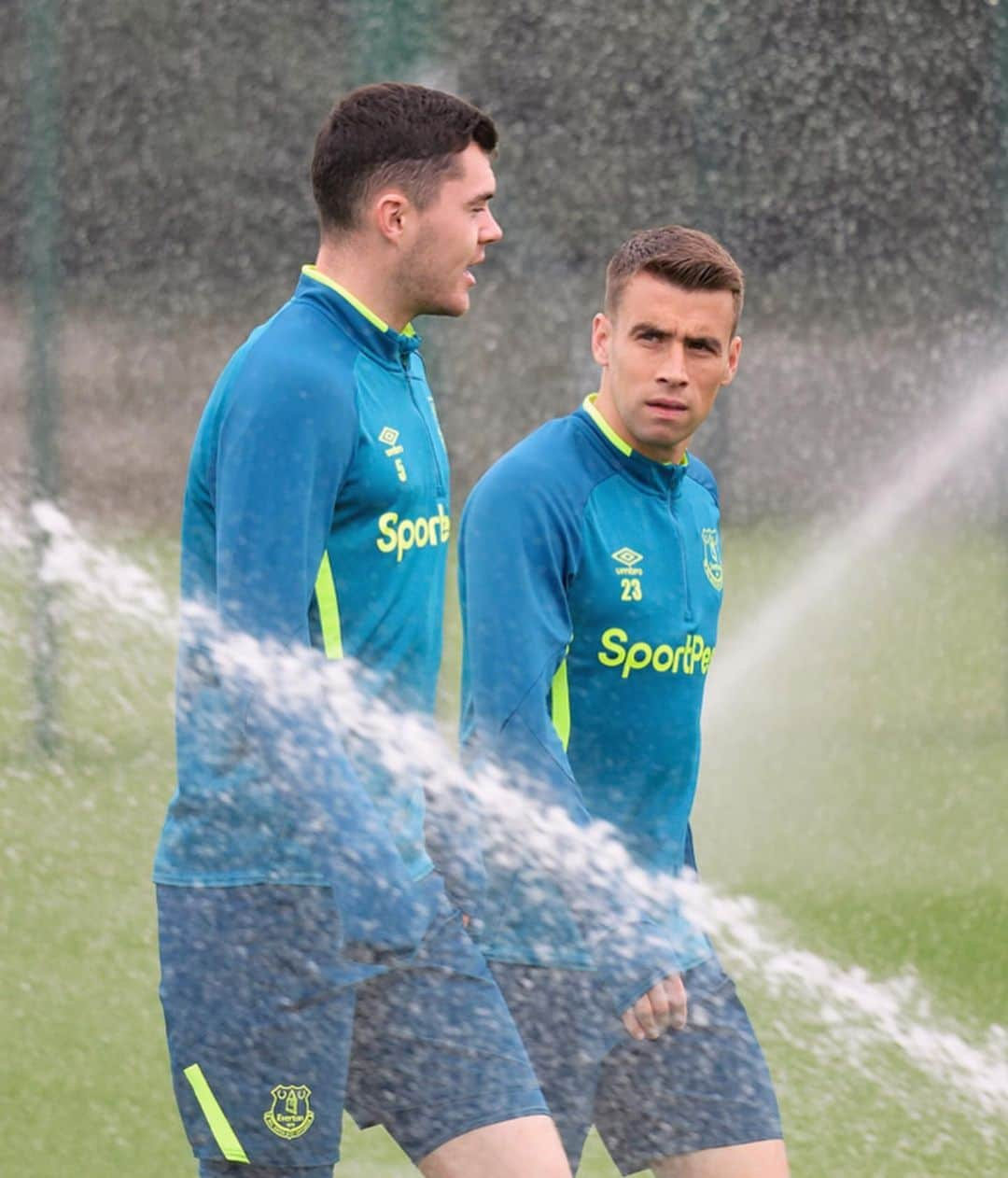 エヴァートンFCさんのインスタグラム写真 - (エヴァートンFCInstagram)「Team spirit: 💯 • • • #everton #blues #toffees #efc #training #evewol #wolves #premierleague #pl」8月31日 20時15分 - everton