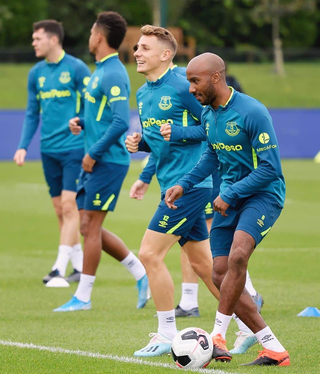 エヴァートンFCさんのインスタグラム写真 - (エヴァートンFCInstagram)「Team spirit: 💯 • • • #everton #blues #toffees #efc #training #evewol #wolves #premierleague #pl」8月31日 20時15分 - everton