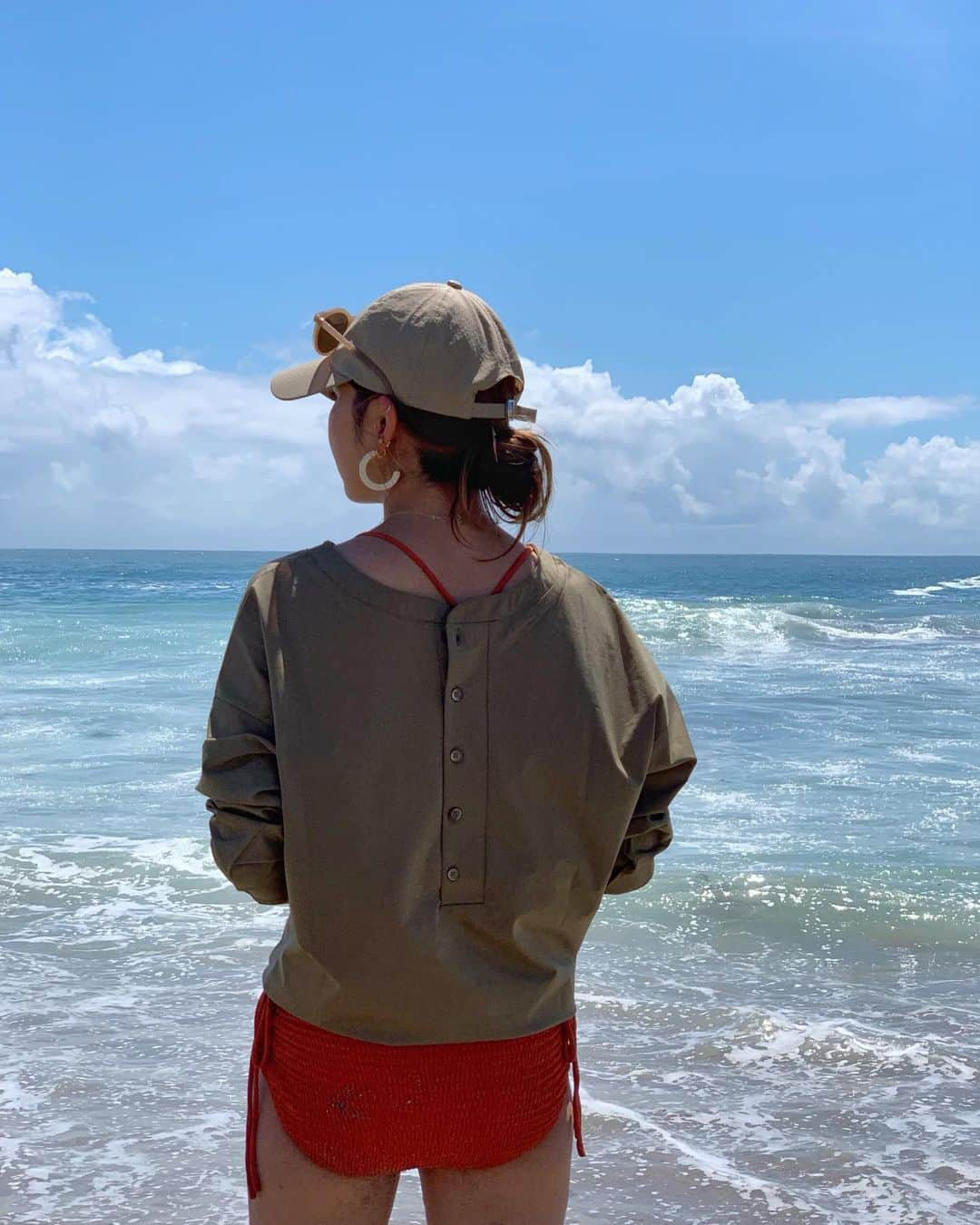 natsumi ♥︎さんのインスタグラム写真 - (natsumi ♥︎Instagram)「2019/08/31 . . 今日で8月もお終い。 夏もお終い。 夏のレジャーは好きだから寂しいなぁ。 . . お盆休み中2回行った #城崎海水浴場 の思い出。 . 1回目は波強くて、 2回目は冷たくて、コンディション悪かったな(笑) でも海綺麗だし、楽しかった❤️ 海藻多かったけど(笑) . . オレンジの水着は @fray_id  キャップ･サングラス･ラッシュガードは @lavishgate のもの。 . 見えてないけど2回目の黒い水着とキャップも @lavishgate  可愛くて種類豊富で大好き❤️ . . あ～、これからの秋は好きだけど、 冬はヤダなぁ〜😩 寒いの嫌い😑💔 . .」8月31日 20時16分 - natsu420