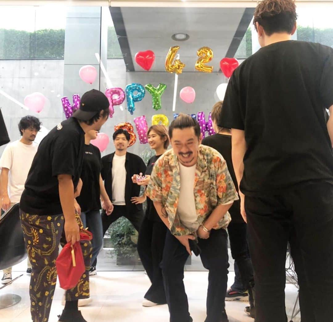 朝日光輝さんのインスタグラム写真 - (朝日光輝Instagram)「渋谷謙太郎 @shibuken.86  ハッピーバースデー🎂🎉🎈🎁🎊 42歳✨  20代前半から一緒だけど、  お互い随分大人になりましたな🤣 * * * * * * * * * * * #渋谷謙太郎#sunvalley #ヘアーサロン#美容院#美容室#美容師#ヘアメイク#誕生日#おめでとう#42歳#長い付き合い#最高なやつ#公文式得意#千葉県#多古町」8月31日 20時16分 - mitsuteru_asahi