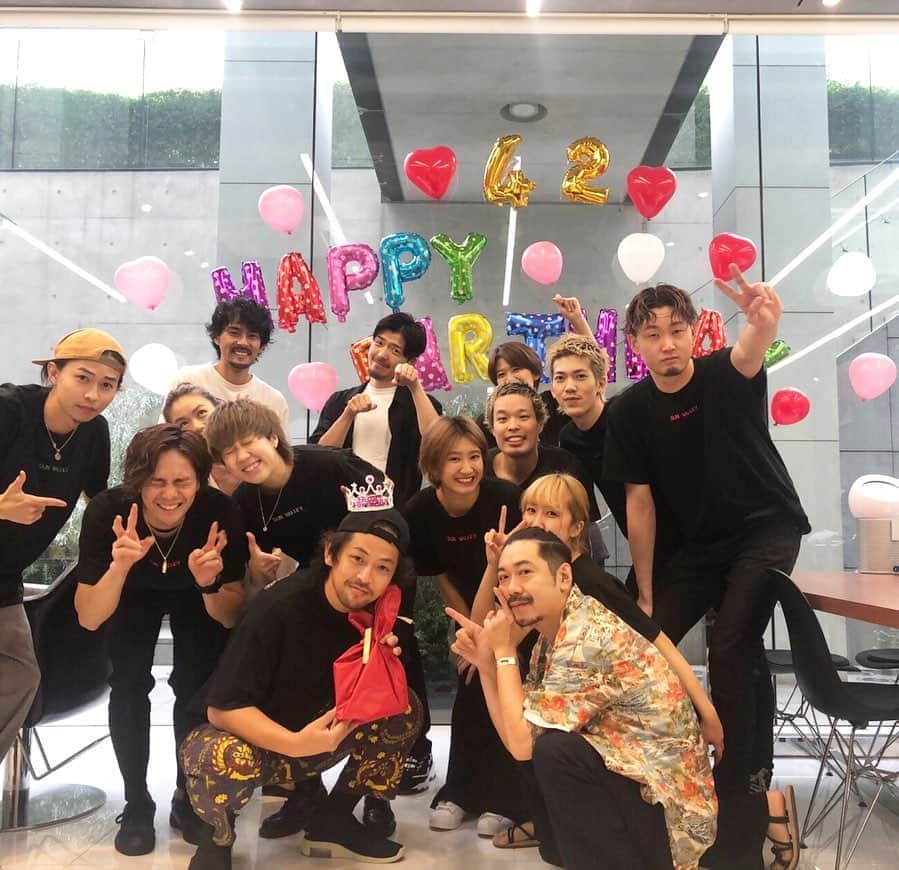 のインスタグラム：「渋谷謙太郎 @shibuken.86  ハッピーバースデー🎂🎉🎈🎁🎊 42歳✨  20代前半から一緒だけど、  お互い随分大人になりましたな🤣 * * * * * * * * * * * #渋谷謙太郎#sunvalley #ヘアーサロン#美容院#美容室#美容師#ヘアメイク#誕生日#おめでとう#42歳#長い付き合い#最高なやつ#公文式得意#千葉県#多古町」