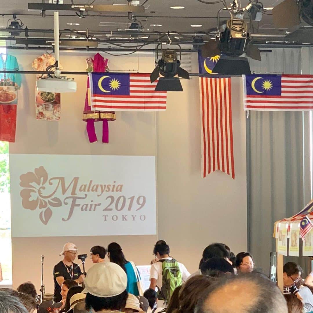 maki ogawaさんのインスタグラム写真 - (maki ogawaInstagram)「I went to ’Malaysia Fair’ at Yokohama. I had never tried Malaysian cuisine before, but now really liked it 😋😋😋 #象の鼻テラス の 🇲🇾#マレーシアご飯祭り ﻿ に行ってきました💕💕 ﻿ ﻿ 肉骨茶(パクテー) ﻿ ココナッツロティ﻿ ナシレマッ﻿ サテ﻿ オタオタ﻿ ナシゴレン﻿ ﻿ をいただきました😋😋 ﻿ ﻿ これまでマレーシア料理を食べたことがなかったので、最初はピンとこなかったのですが、﻿ 非常に食べやすいですね。﻿ ﻿ マレーシアはマレー系、中華系、﻿ インド系からなる多民族国家のため、﻿ それぞれの民族の食文化と、﻿ それらが融合した独自の食文化もあり、マレーシアはグルメ天国だそうですよ。(知らなかった!!) ﻿ ﻿ また調味料もたくさん買ってしまったわー😅😅 ﻿ ﻿ とりあえず明日の朝ごはんはカヤトースト❤️❤️﻿ ﻿ マレーシアにも行きたくなってしまった🤣﻿ バンコクからマレー半島下って行ってみたい💕💕」8月31日 20時16分 - cuteobento