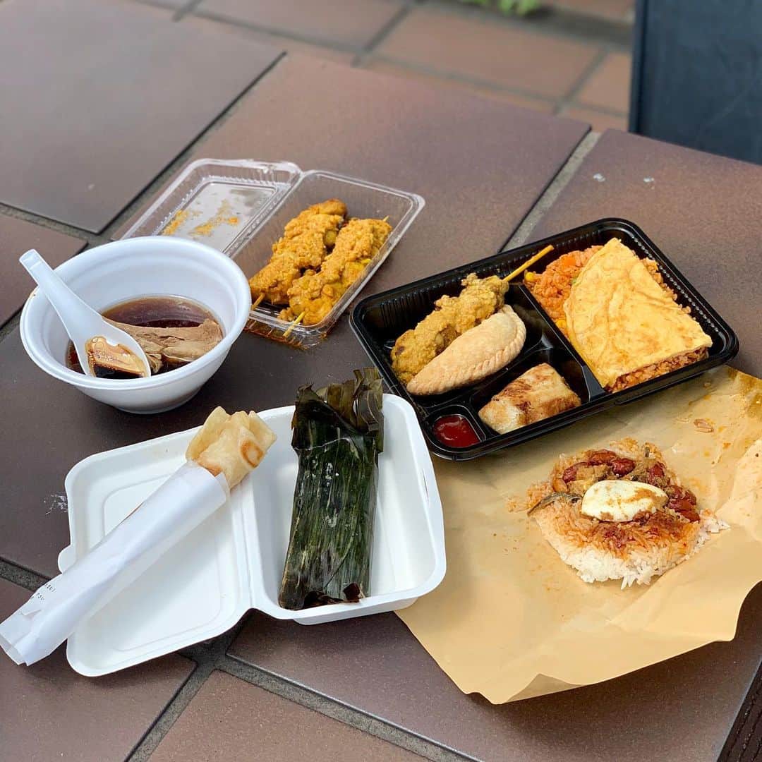 maki ogawaさんのインスタグラム写真 - (maki ogawaInstagram)「I went to ’Malaysia Fair’ at Yokohama. I had never tried Malaysian cuisine before, but now really liked it 😋😋😋 #象の鼻テラス の 🇲🇾#マレーシアご飯祭り ﻿ に行ってきました💕💕 ﻿ ﻿ 肉骨茶(パクテー) ﻿ ココナッツロティ﻿ ナシレマッ﻿ サテ﻿ オタオタ﻿ ナシゴレン﻿ ﻿ をいただきました😋😋 ﻿ ﻿ これまでマレーシア料理を食べたことがなかったので、最初はピンとこなかったのですが、﻿ 非常に食べやすいですね。﻿ ﻿ マレーシアはマレー系、中華系、﻿ インド系からなる多民族国家のため、﻿ それぞれの民族の食文化と、﻿ それらが融合した独自の食文化もあり、マレーシアはグルメ天国だそうですよ。(知らなかった!!) ﻿ ﻿ また調味料もたくさん買ってしまったわー😅😅 ﻿ ﻿ とりあえず明日の朝ごはんはカヤトースト❤️❤️﻿ ﻿ マレーシアにも行きたくなってしまった🤣﻿ バンコクからマレー半島下って行ってみたい💕💕」8月31日 20時16分 - cuteobento