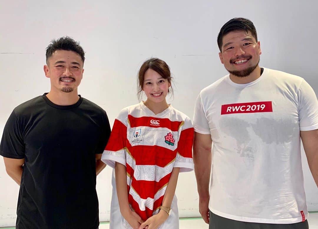 のインスタグラム：「. 今日は有楽町にある 東京スポーツスクエアにて #日和佐篤 選手 #畠山健介 選手 とトークイベントでした😊🏉 ハタケさんのMC力には毎度びっくりさせられます✨ パスにタックル体験もあったので みんなで滝汗😂笑 ラグビー愛が溢れる素敵な時間でした💕 9/20に開幕するラグビーW杯も この会場でパブリックビューイングを行うようです！. . #いよいよ#ラグビーワールドカップ2019  #トークイベント #ラグビーが流行りますよぉに  #ラグビー愛が止まらない  #TT三兄弟#トライポーズ ？ #須貝茉彩#まやラグ🏉」