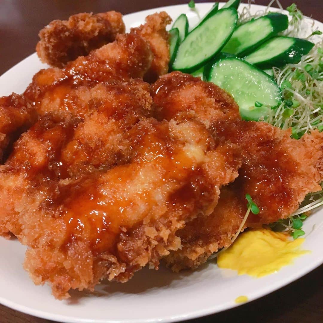 山西章博のインスタグラム：「今日のご飯。激安だった鶏胸肉でチキンカツなのさ！ #チキンカツ #鶏胸肉 #100ｇ29円 #激安 #揚げ物は美味い #初心者主夫」