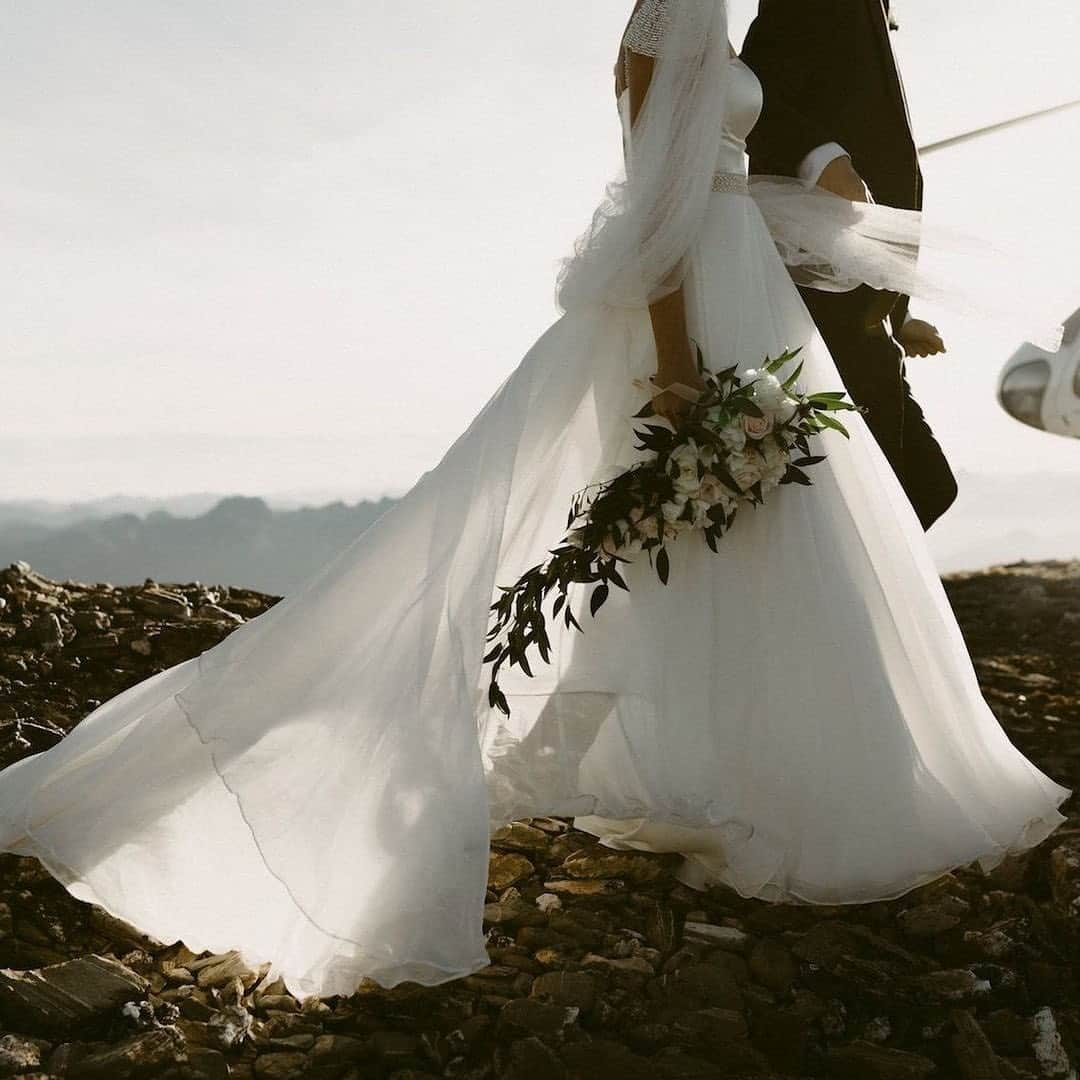 キャサリンディーンさんのインスタグラム写真 - (キャサリンディーンInstagram)「Real bride Aparna’s Delia Skirt whipped in the wind as she glided over the rocky terrain of the New Zealand mountains. Paired with a customised Darla Bodice, her separates combination had a sense of easy elegance that made walking down the aisle look like a breeze. Photography by @dawnthomsonphoto」8月31日 20時35分 - catherine__deane