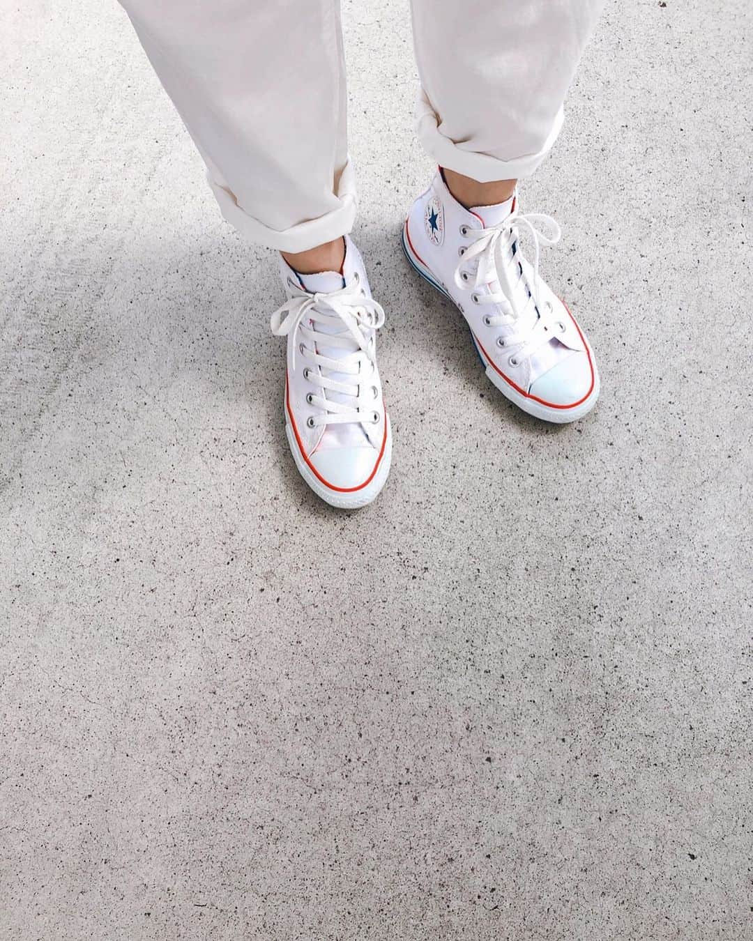 80232koさんのインスタグラム写真 - (80232koInstagram)「白 ○ ◽︎ #converse#fashion#instafashion#ファッション#足元倶楽部#足元くら部」8月31日 20時27分 - 80232ko